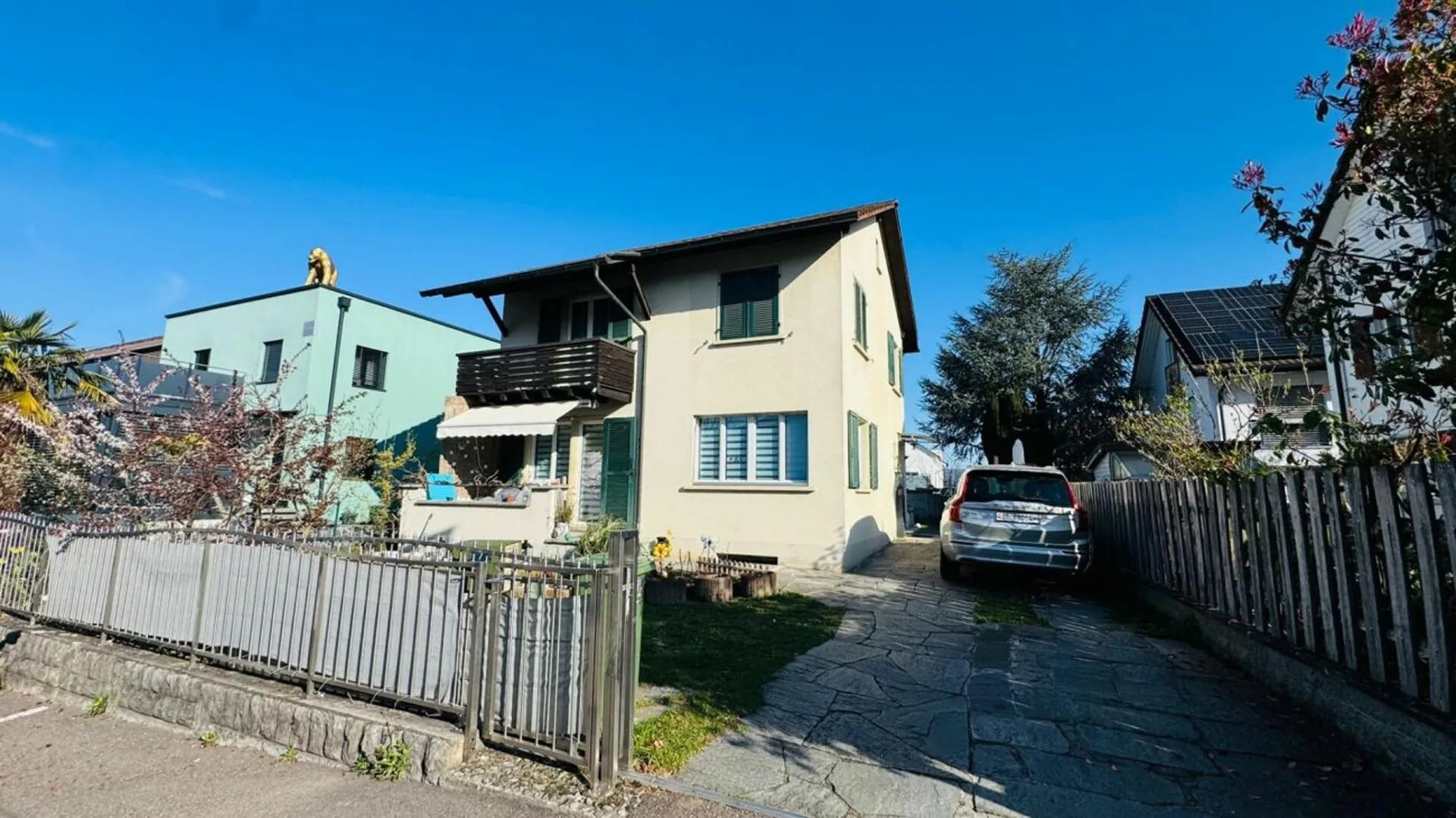 Einfamilienhaus auf 445 m² mit bewilligtem Doppelhaus-Projekt