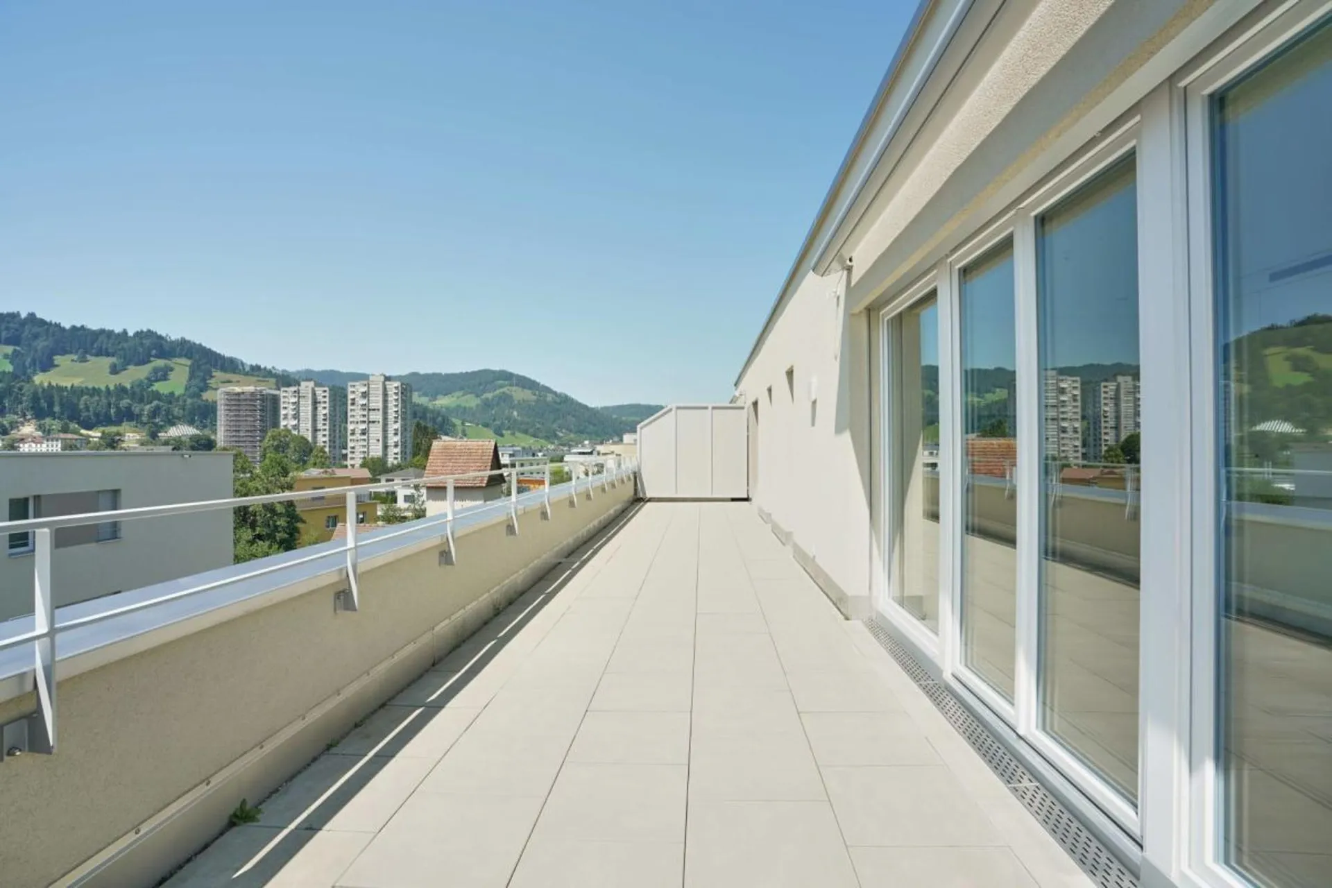 Moderne Attikawohnung mit Ausblick ins Grüne