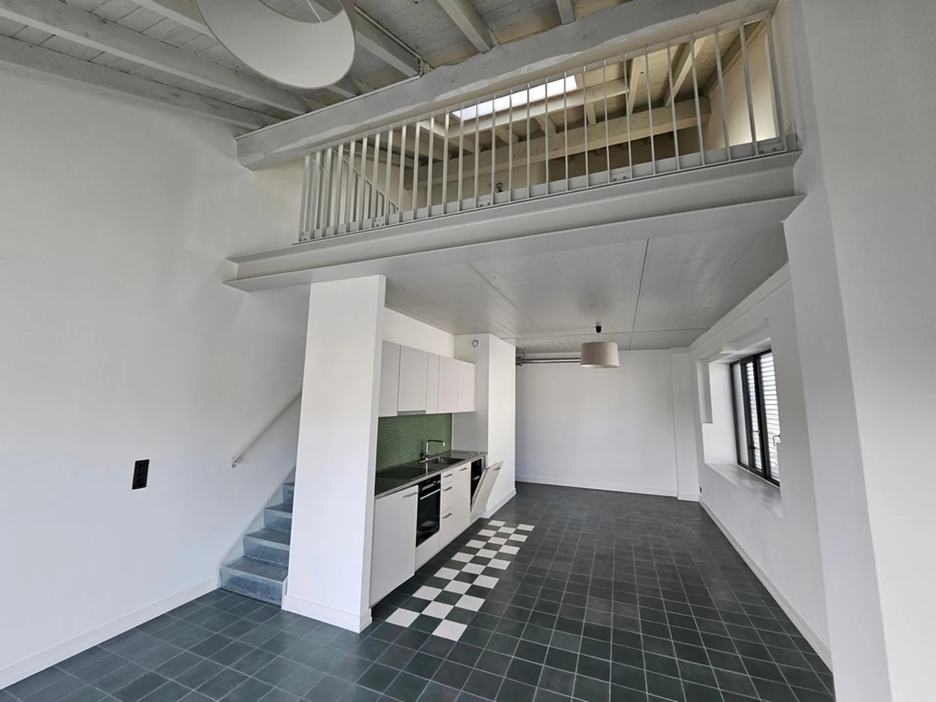 Loft de 2.5 pièces en attique, surface d'env. 62m2, immeuble récent