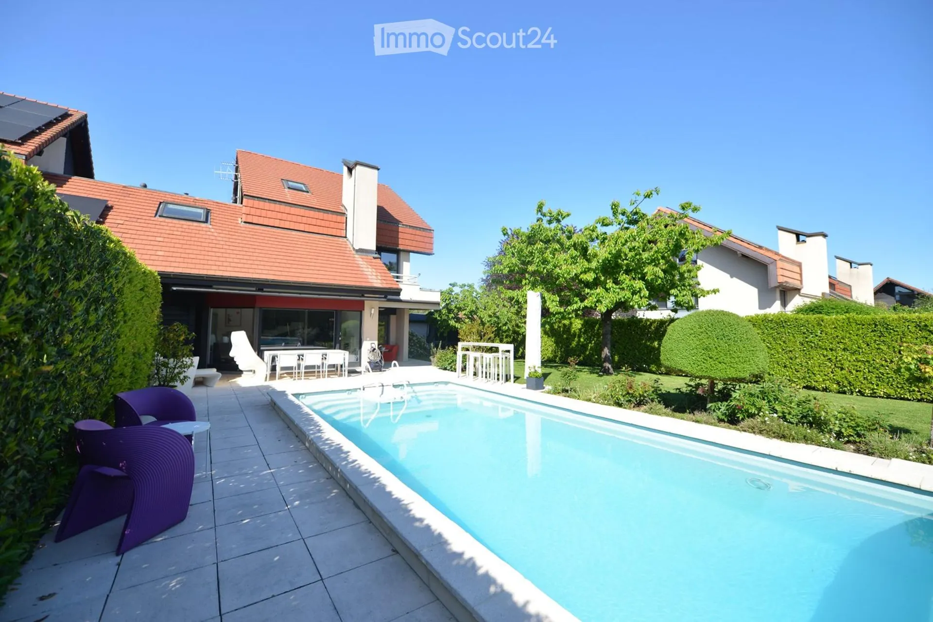 Somptueuse villa jumelée par le garage avec piscine, salle de cinéma et salle de sport à Tannay VD