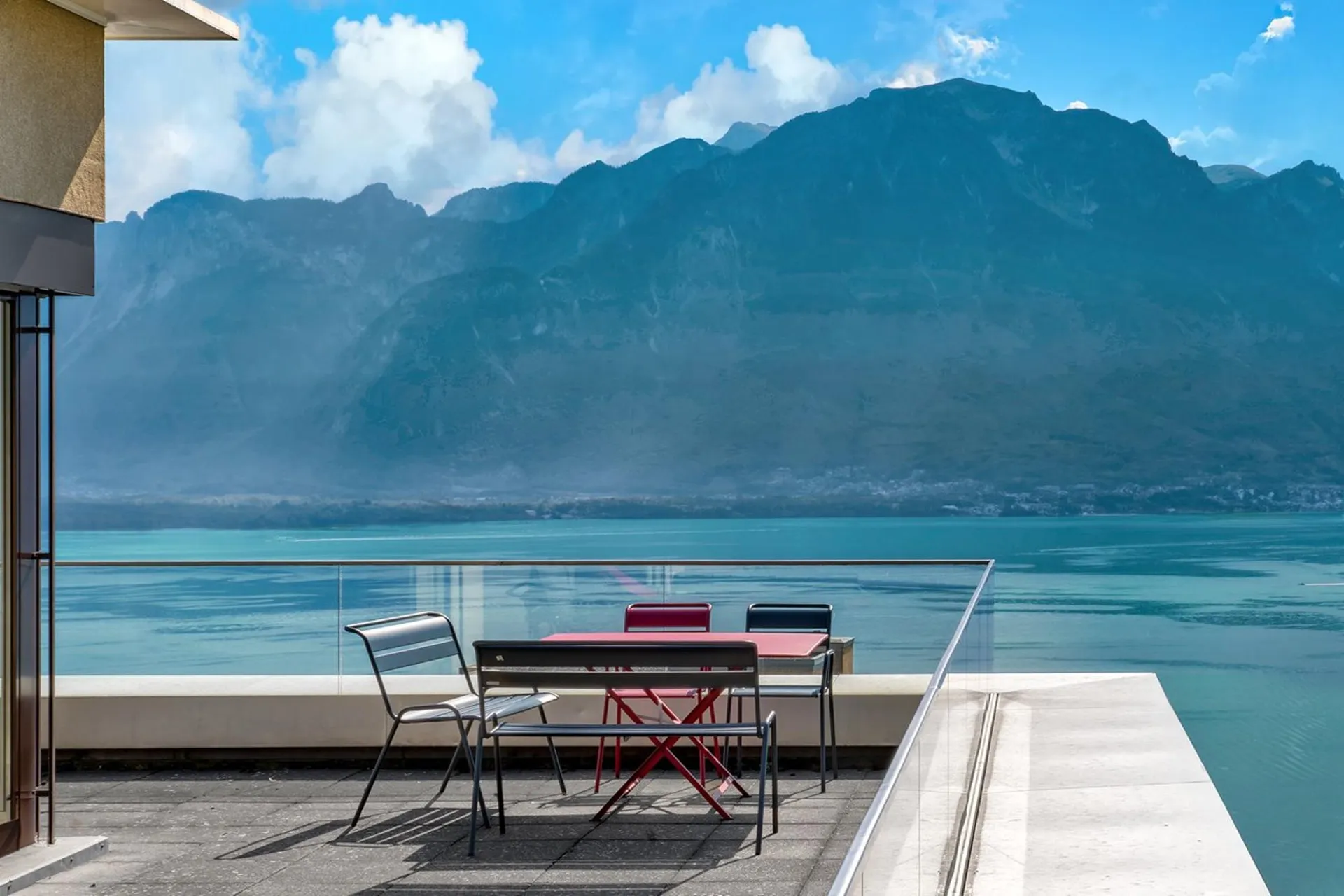 Superbe penthouse avec immense terrasse et vue panoramique sur le lac