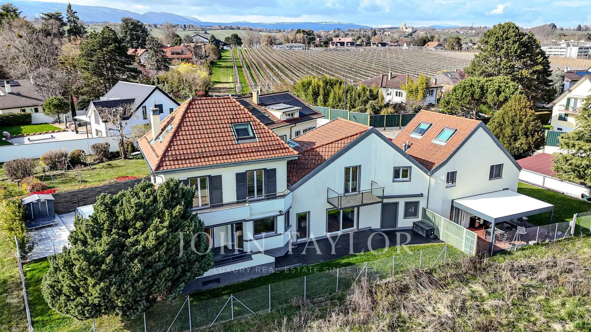 Villa familiale avec piscine et espace indépendant ? à 5 minutes de Morges