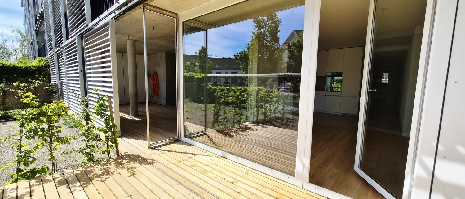 Moderne 3.5-Zimmer-Wohnung mit Mietgarten und Holzterrasse in Zürich-Schwamendingen