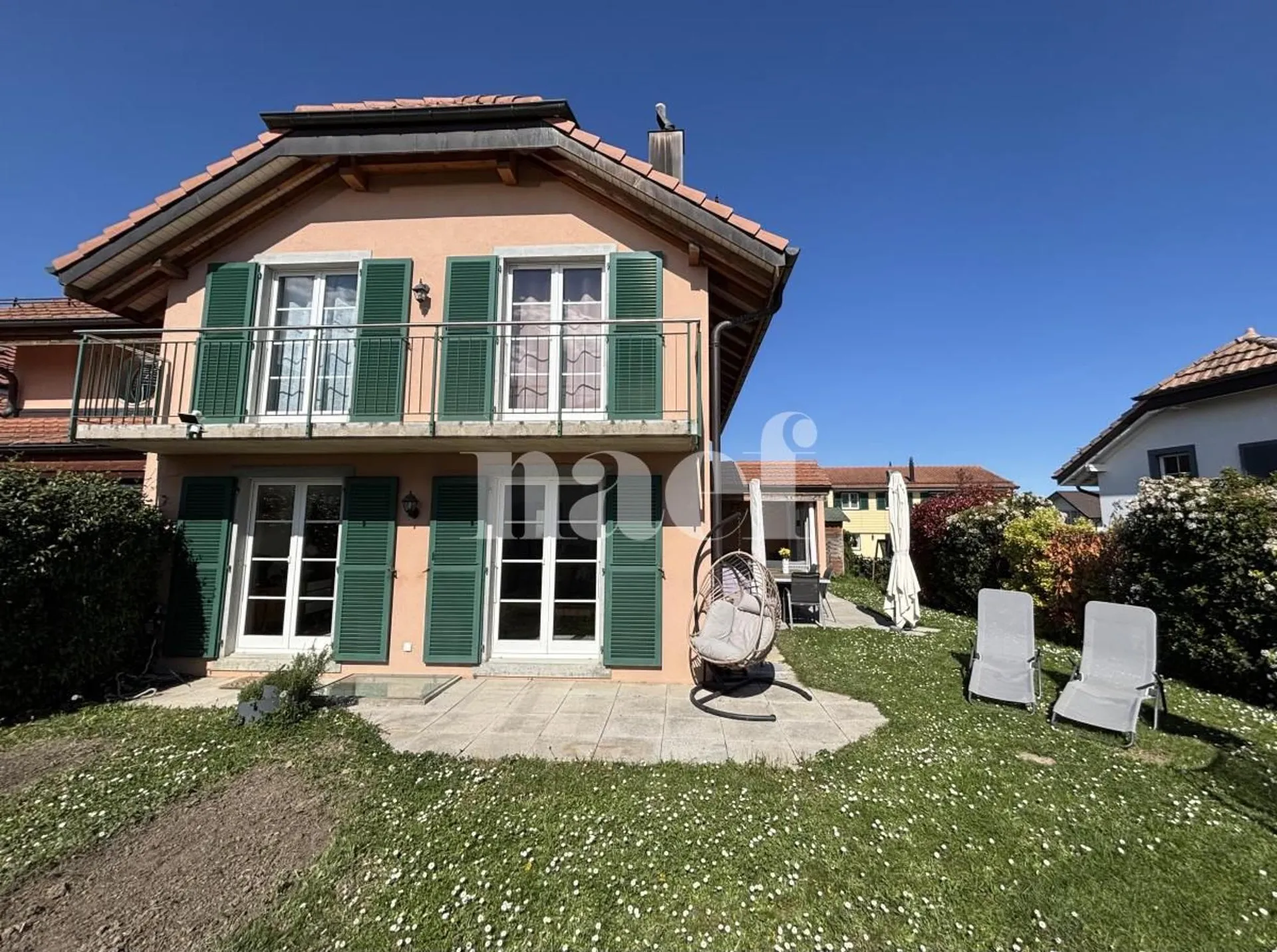Belle villa jumelle de 5 pièces avec terrasse et jardin