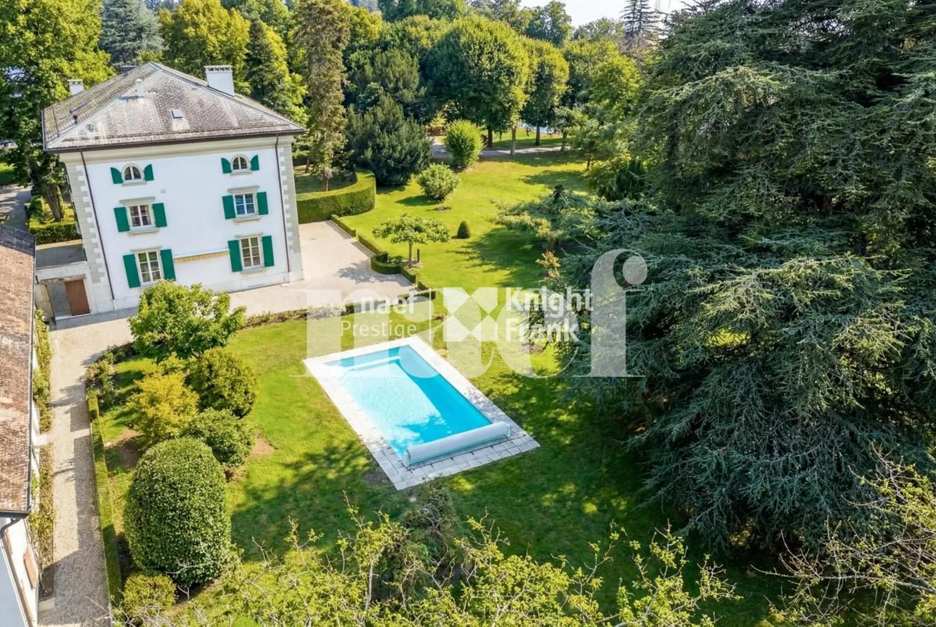 Dans un magnifique domaine - Maison de maître de 18 pièces entièrement rénovée avec piscine et échappée lac