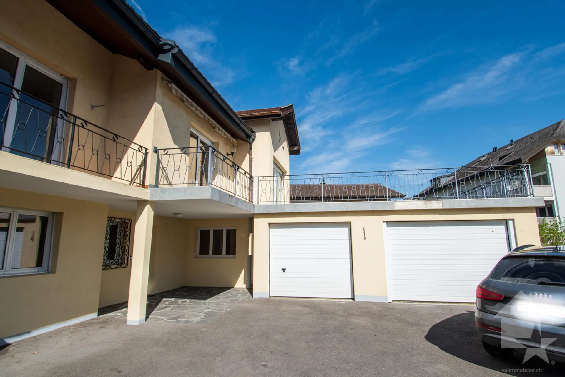 Collombey, maison villageoise avec terrasse et box