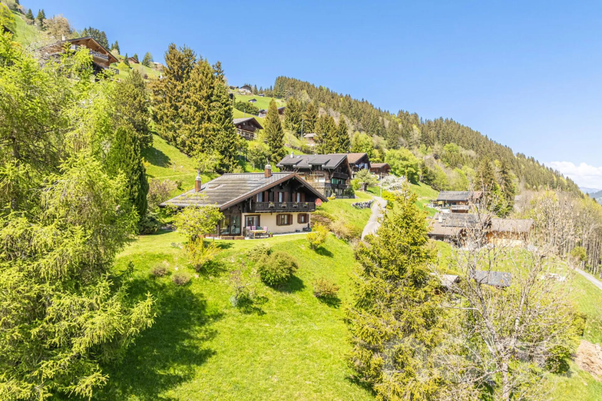 Exclusif: Grand chalet avec 2 garages sur un terrain de 3255 m2