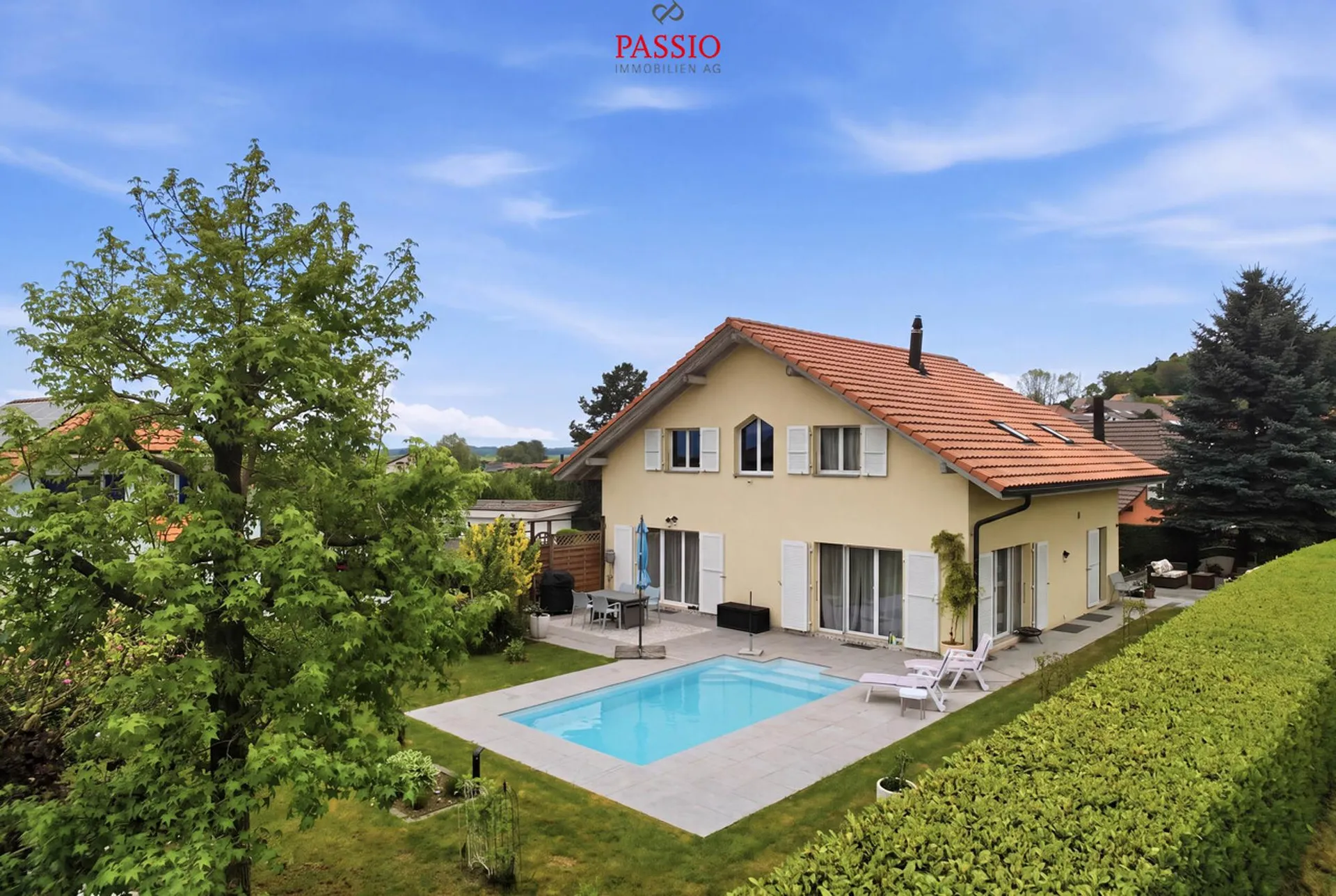 Elegantes 6.5-Zimmer-Einfamilienhaus mit Pool und Gartenoase