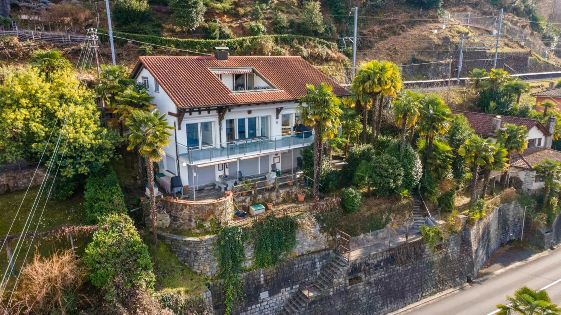 Charmante 3.5-Zimmer Dachwohnung mit herzlicher Seesicht, Terrasse und Südbalkon