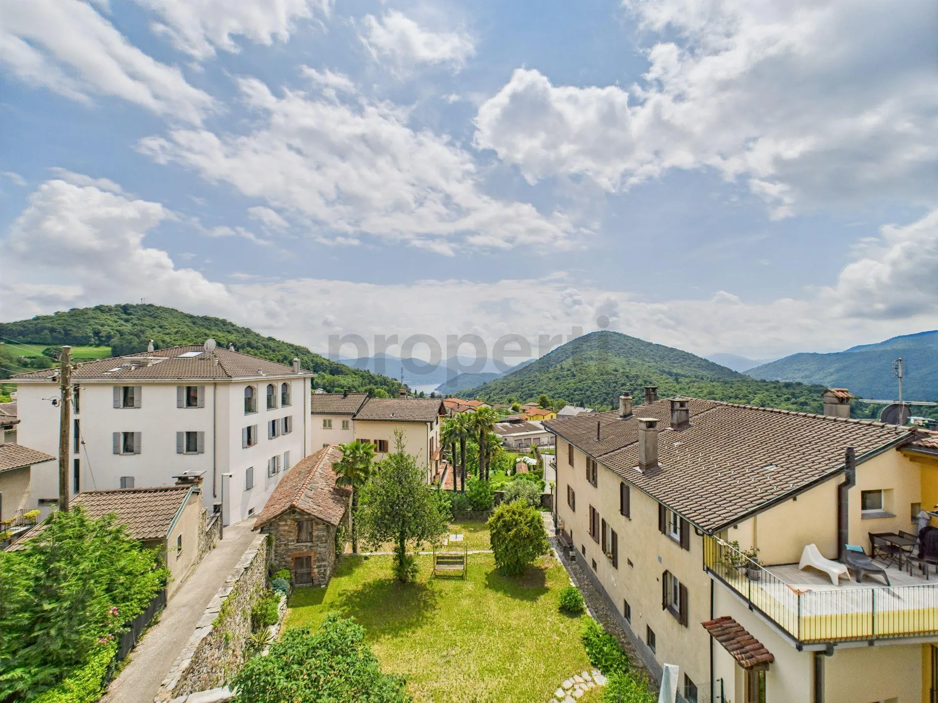 Casa nel nucleo storico di Novaggio con giardino e vista lago