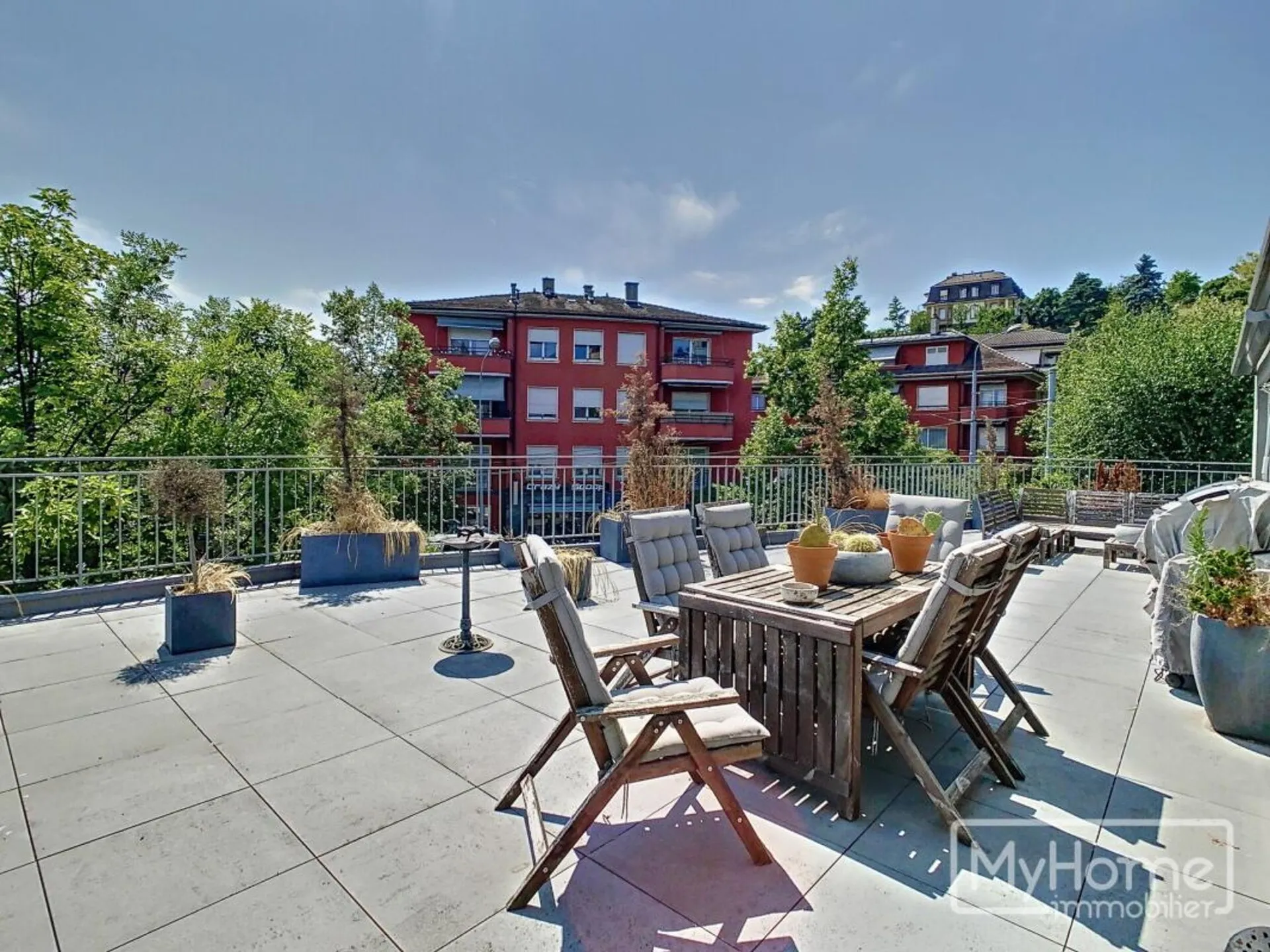 Magnifique appartement en attique idéalement situé avec grande terrasse