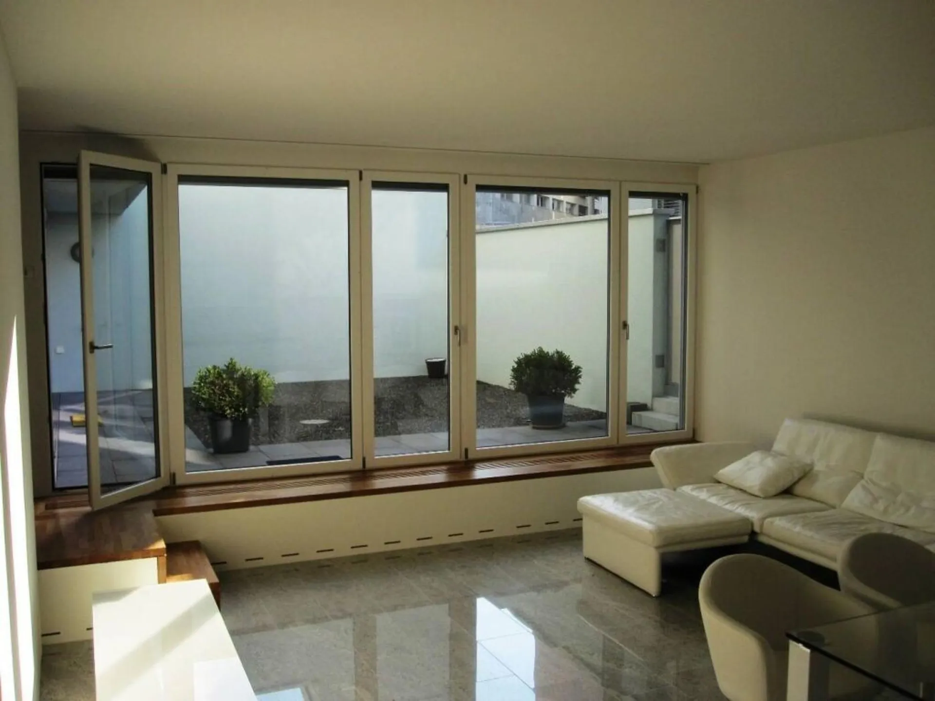 Moderne 3.5-Zimmerwohnung mit privatem Innenhof, Tiefgaragenplatz inklusive und Top-Ausstattung im Zelgweg