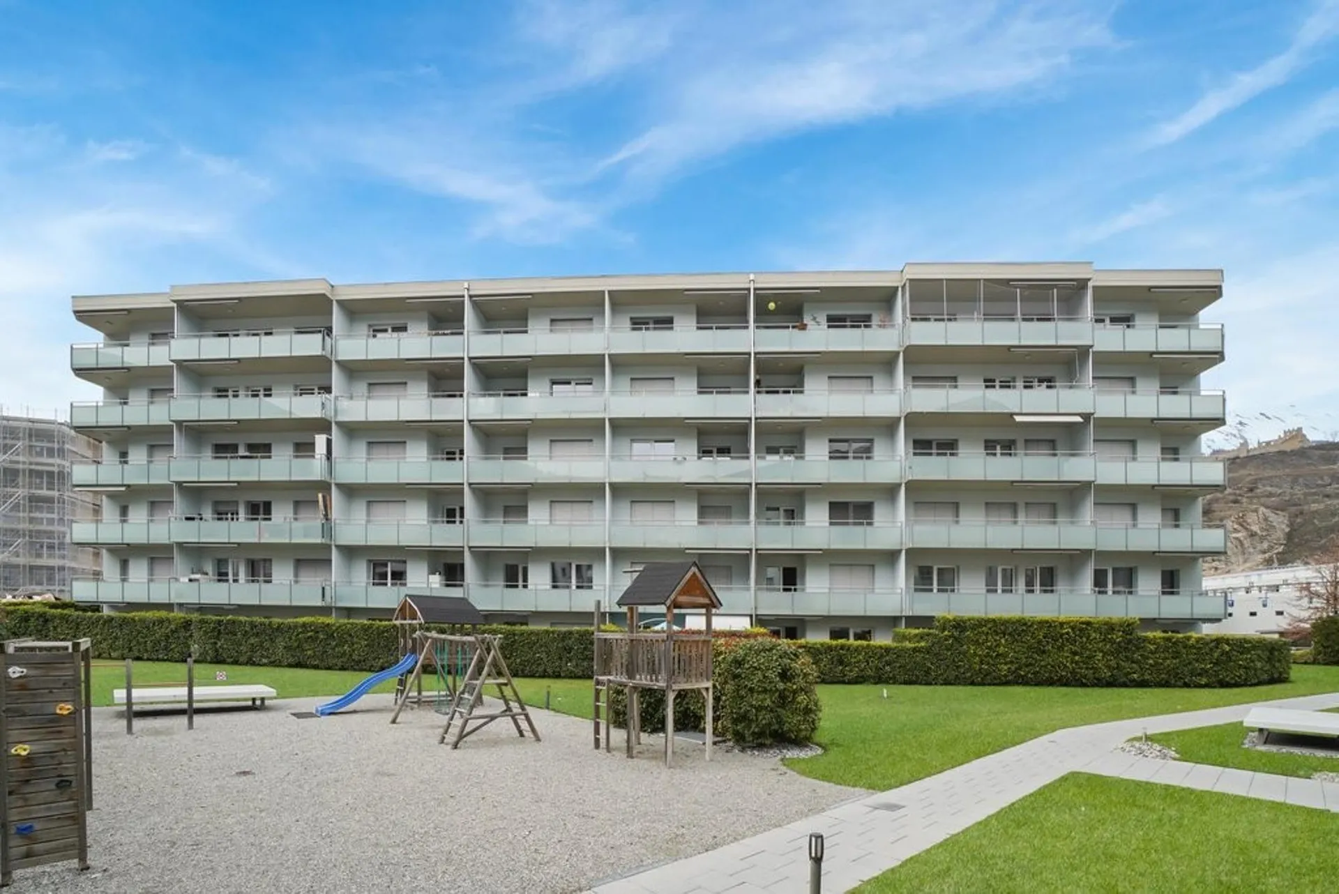 Cherchez-vous un logement moderne proche du centre avec parking ?