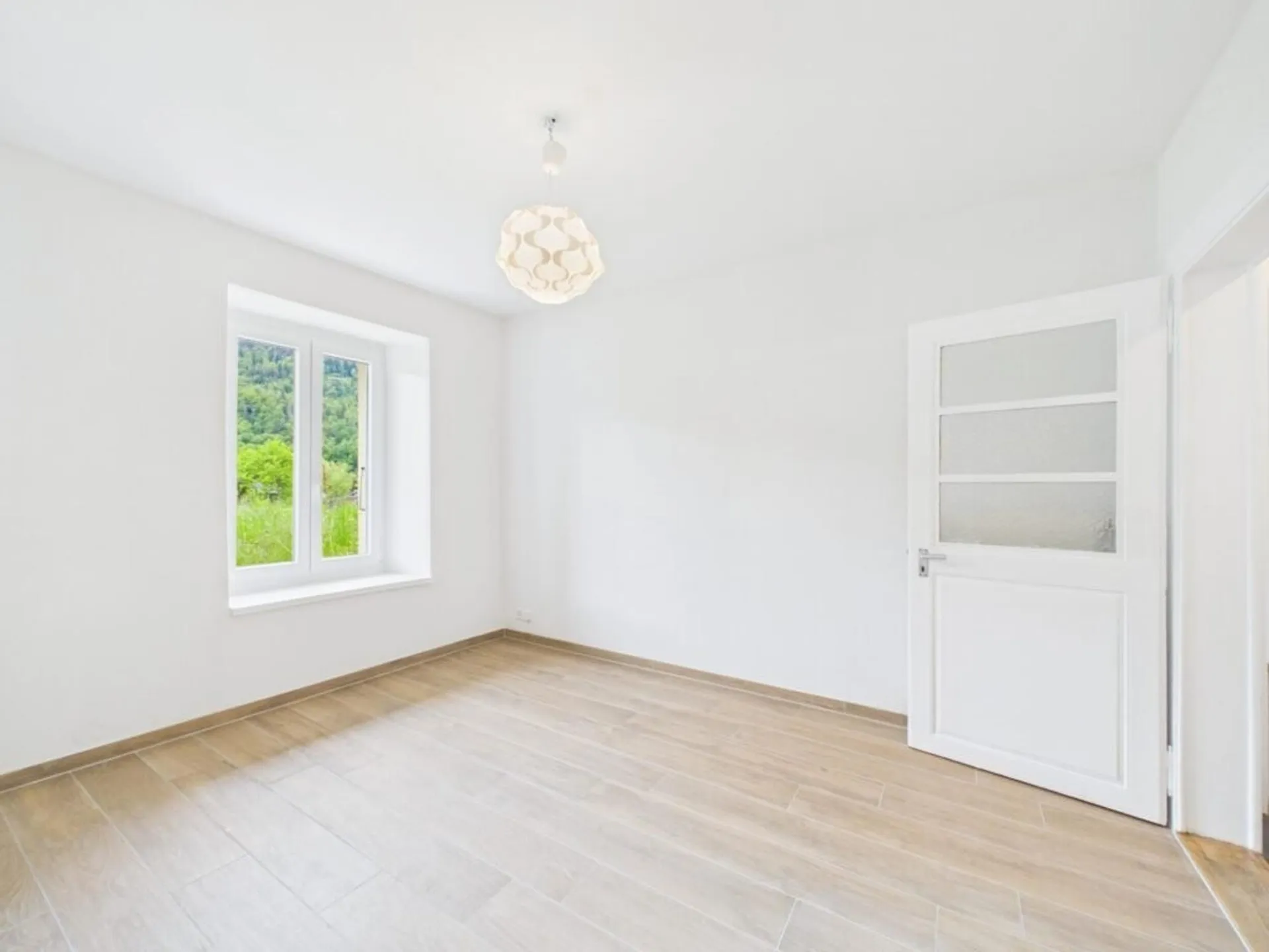 Magnifique appartement de 2,5 pièces rénové avec jardin au coeur du village