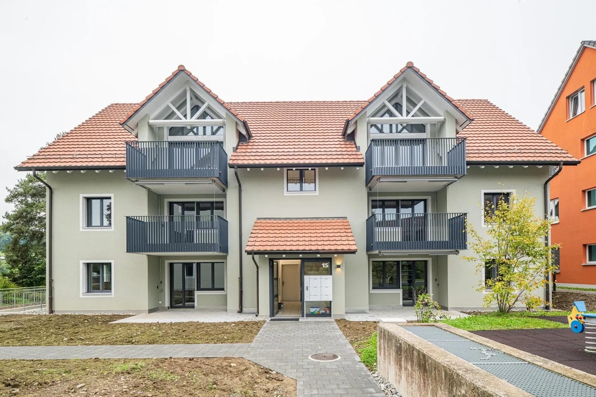 ideale und zentrale, neusanierte Familienwohnung
