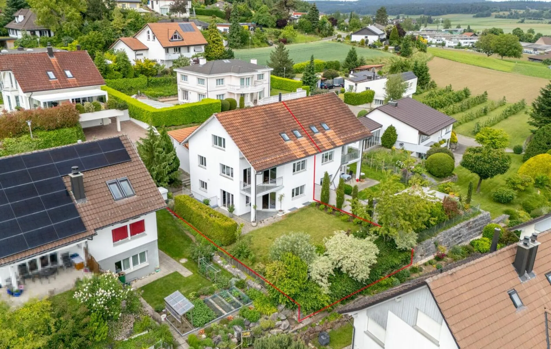 Modernes und helles 6.5-Zimmer-Doppeleinfamilienhaus an ruhiger Lage mit Doppelgarage und direktem Hauszugang