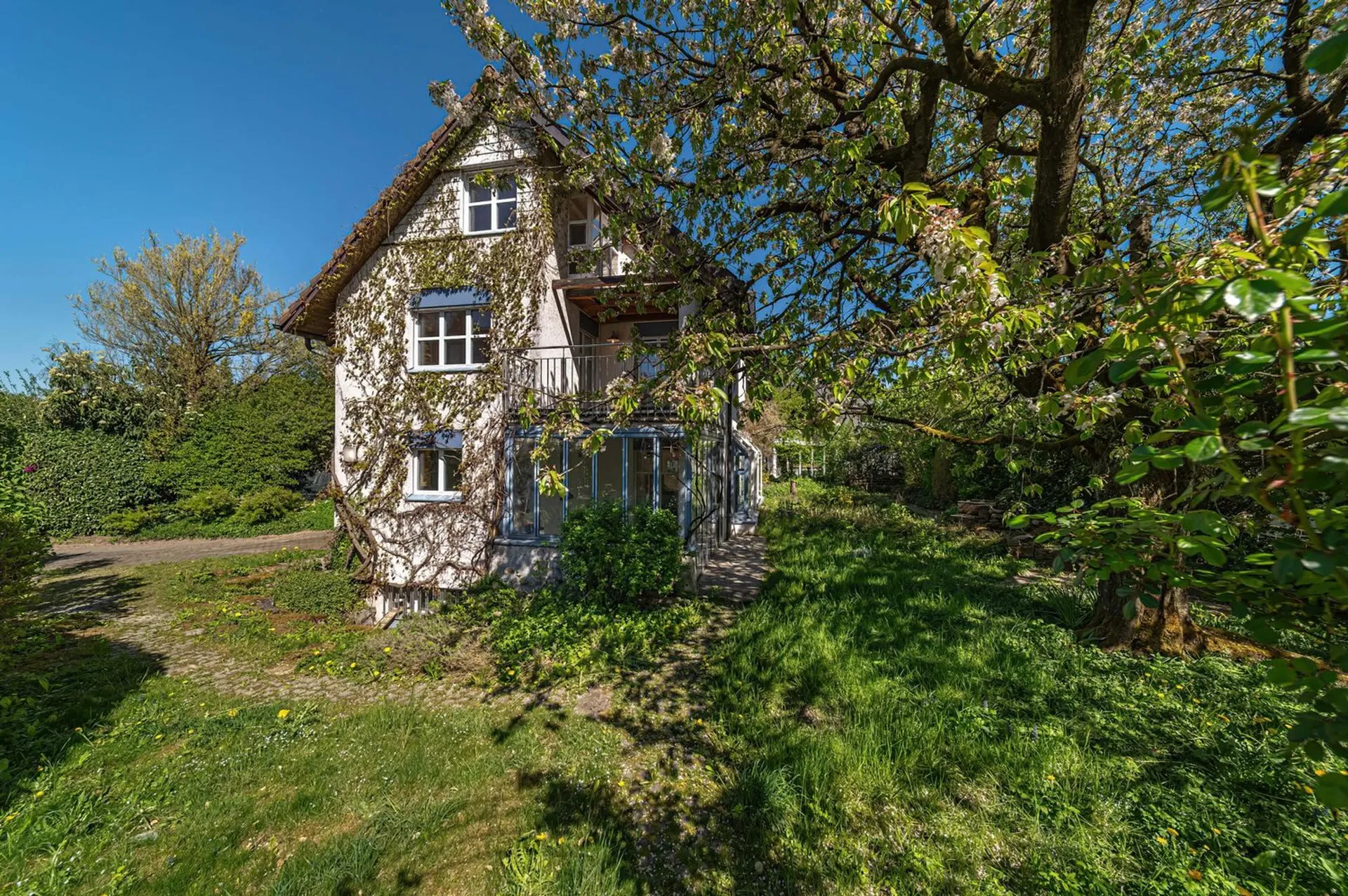 Wohnen mit viel Privatsphäre – Freistehendes 7-Zimmer-Einfamilienhaus mit grossem Garten