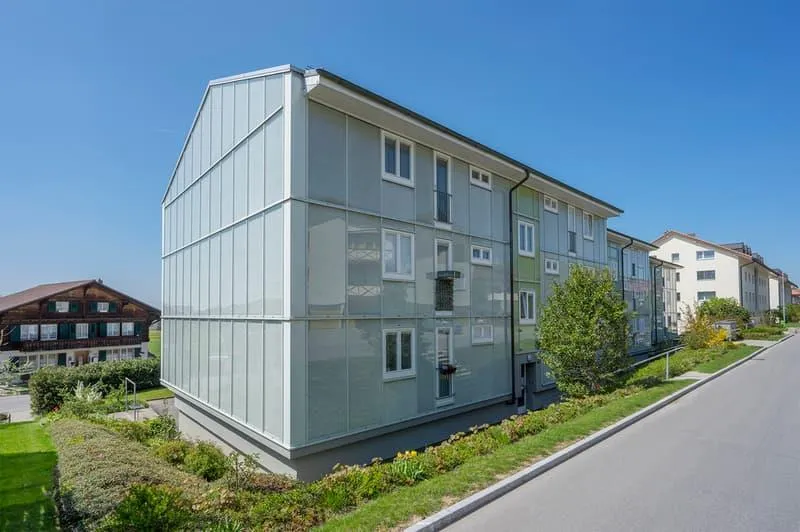Moderne Minergie-Wohnung mit verglastem Balkon, offener Küche & Reduit