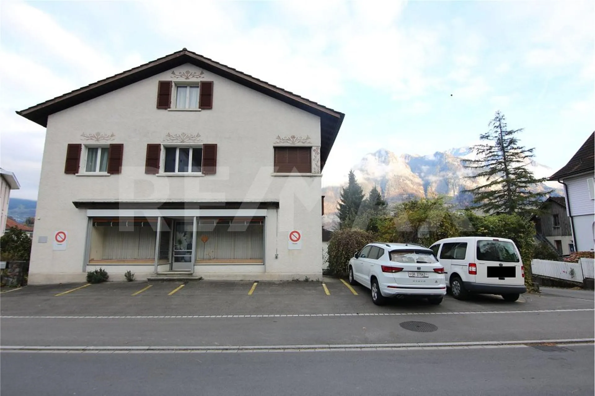 8 ½ Zi.-EFH mit 2 Garagen, Gewerberaum und Autoabstellplätzen
