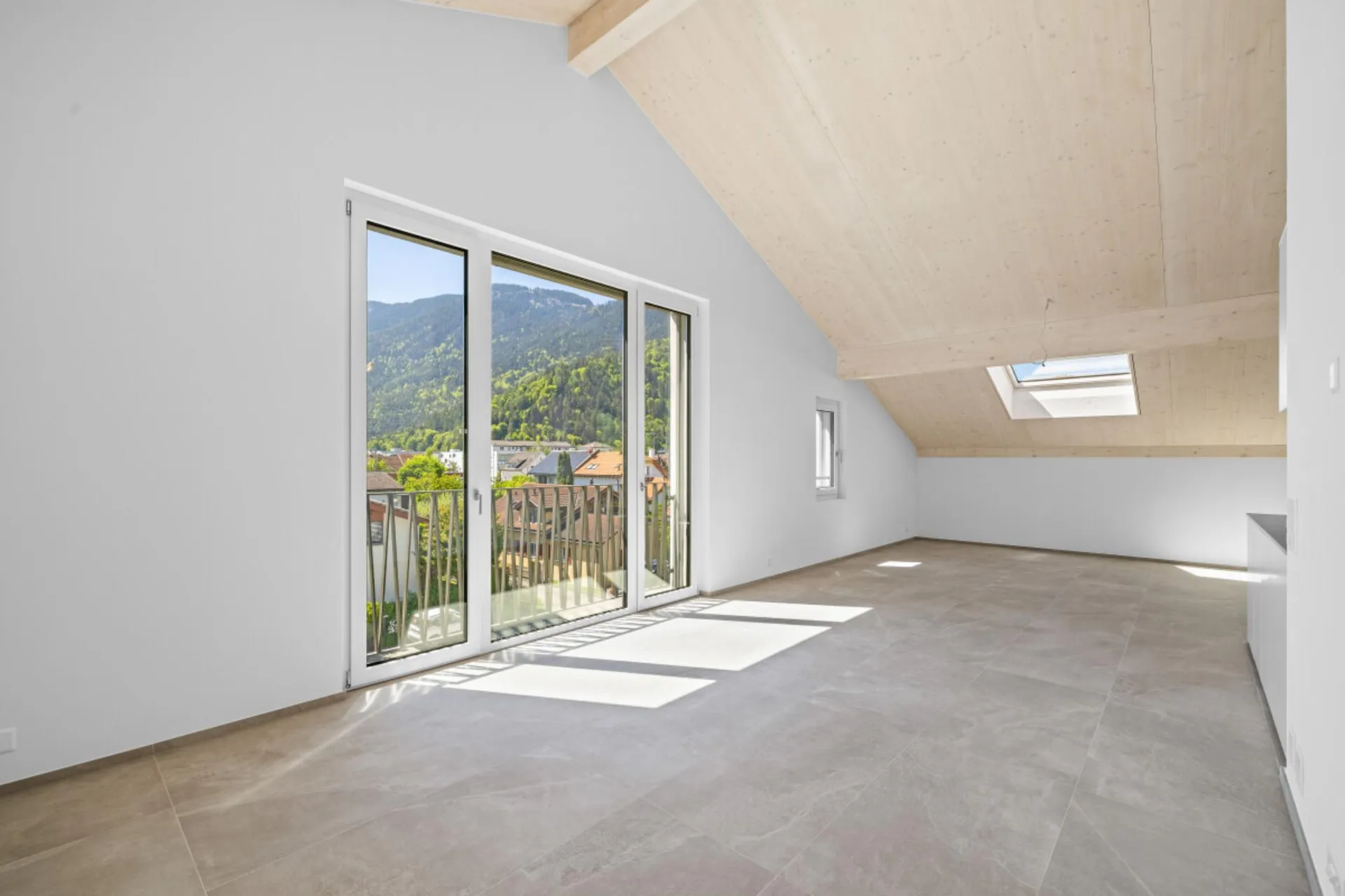Moderne 5.5-Zimmer-Dachwohnung mit Bergsicht in Bonaduz