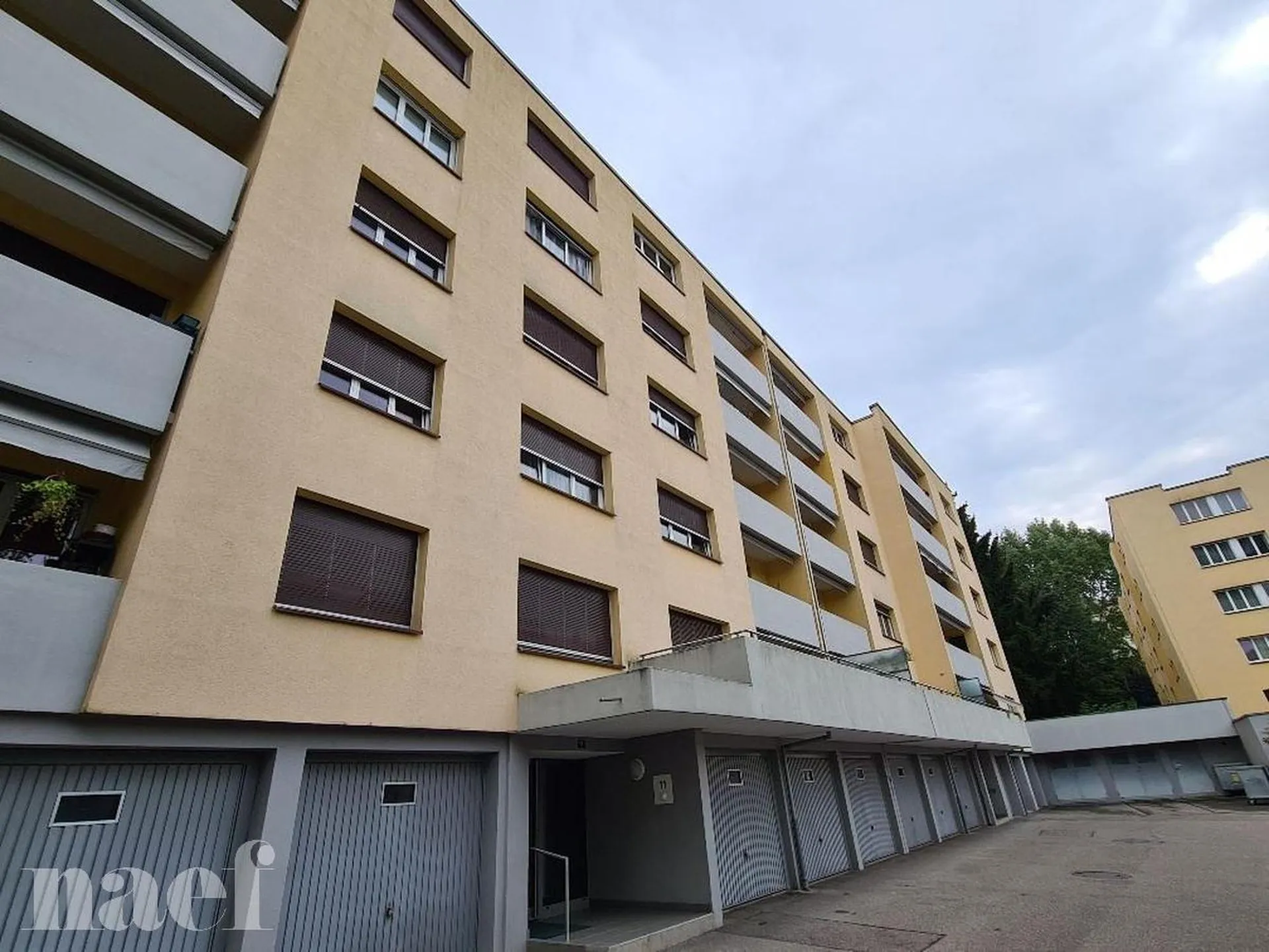 Chaleureux logement de 5 pièces situé au rez-de-chaussée de l'immeuble.