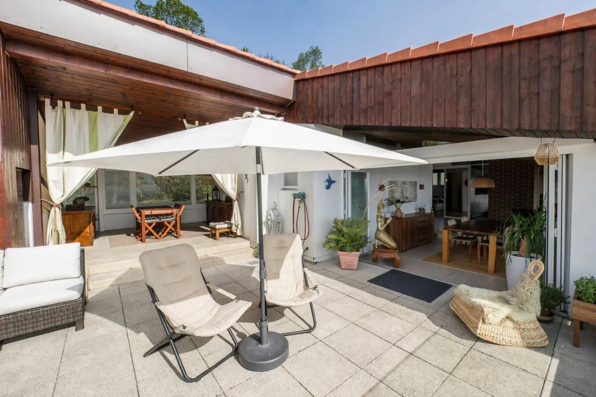 Fehr Immobilien - Lichterfüllte 4½-Zi.-Attikawohnung mit Alpensicht