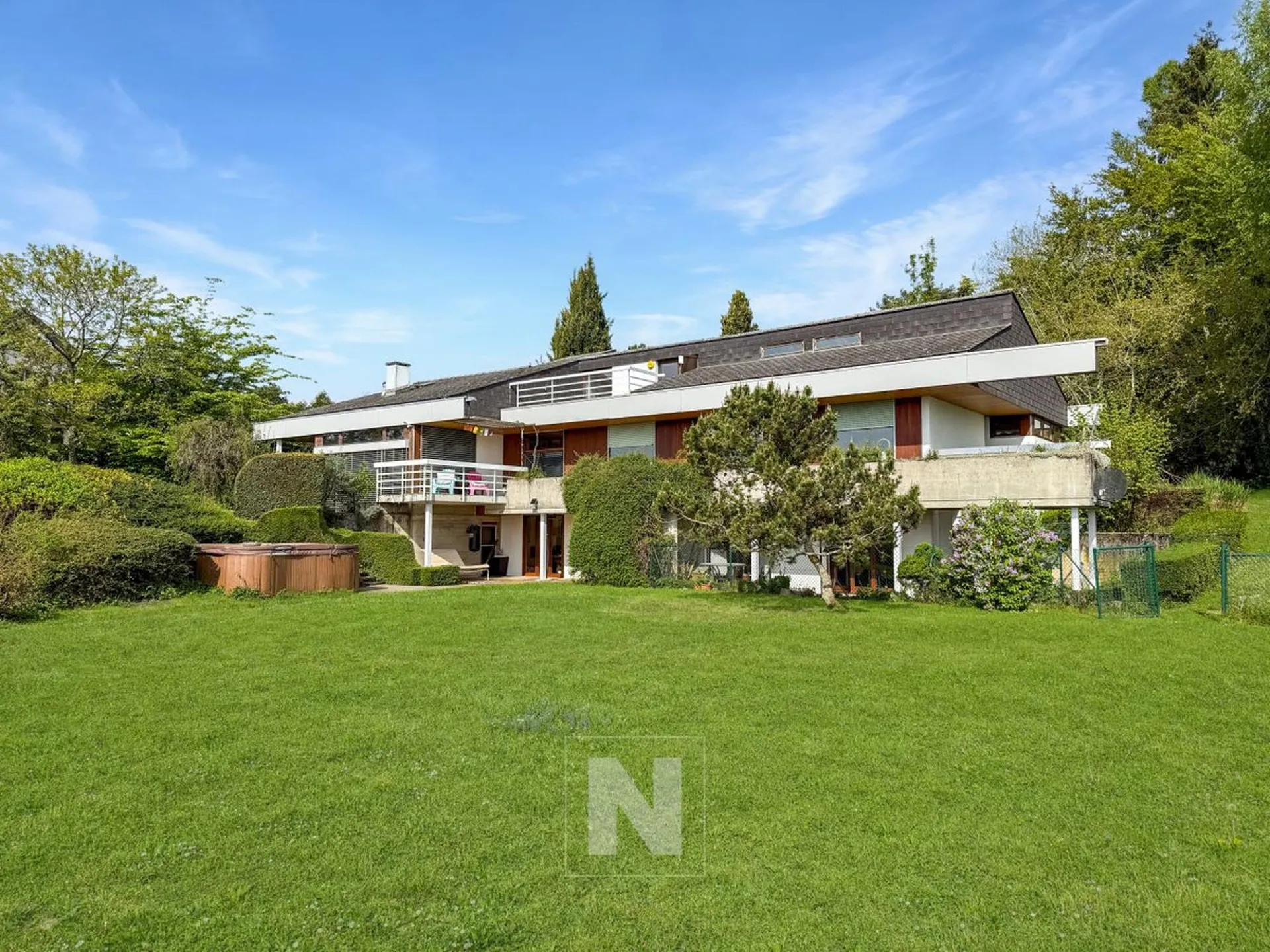 Villa individuelle 9 pièces, 248 m2 habitables sur une propriété de plus de 4'000 m2 avec magnifique vue sur le lac, les montagnes et le chateau de Vufflens