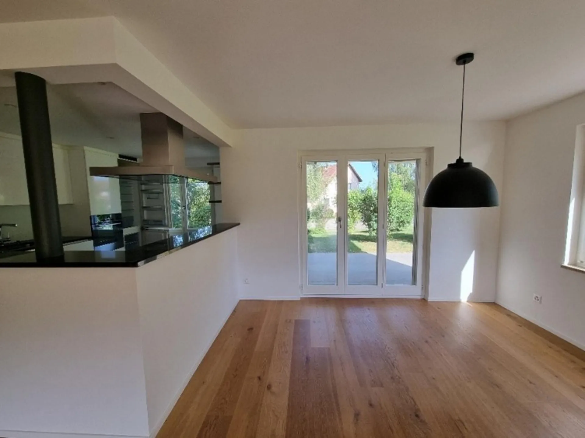Helle 4.5-Zimmer-Wohnung mit Garten, 2 Garagenplätzen und Hobbyraum in Thalwil