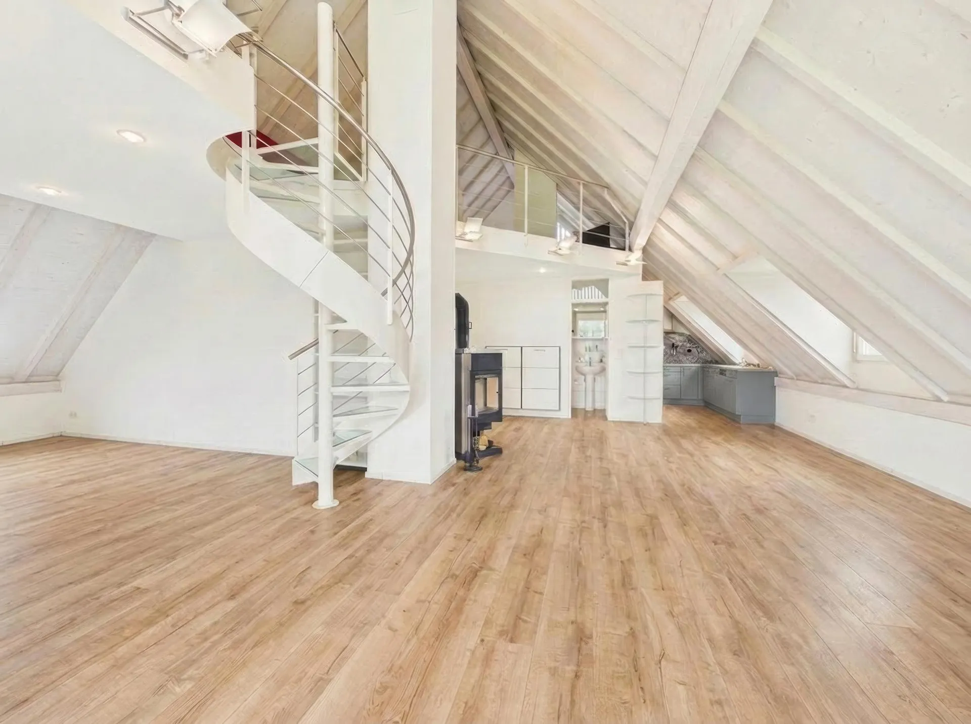 Helle 3.5-Zimmer-Dachwohnung mit Seesicht in Uster