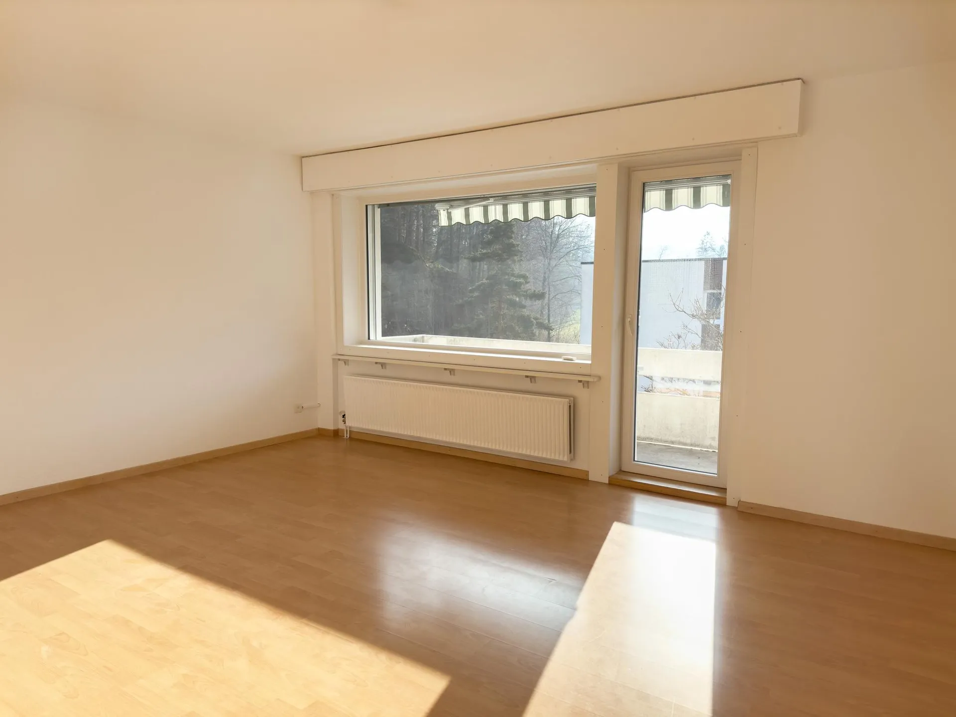 Helle, moderne Wohnung mit Blick ins Grüne – ideal für Menschen, die Ruhe und Komfort schätzen