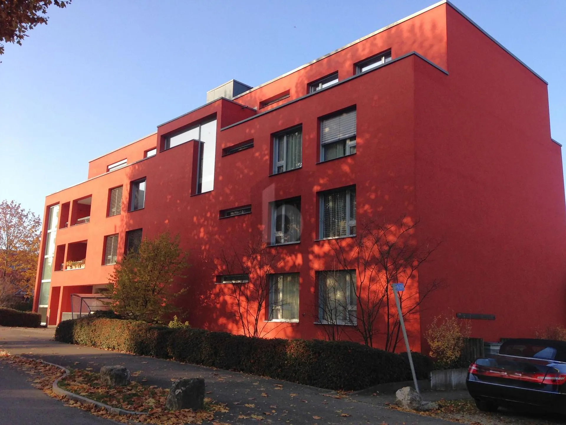 LICHTDURCHFLUTET, RUHIGE LAGE MIT NATURPOOL
