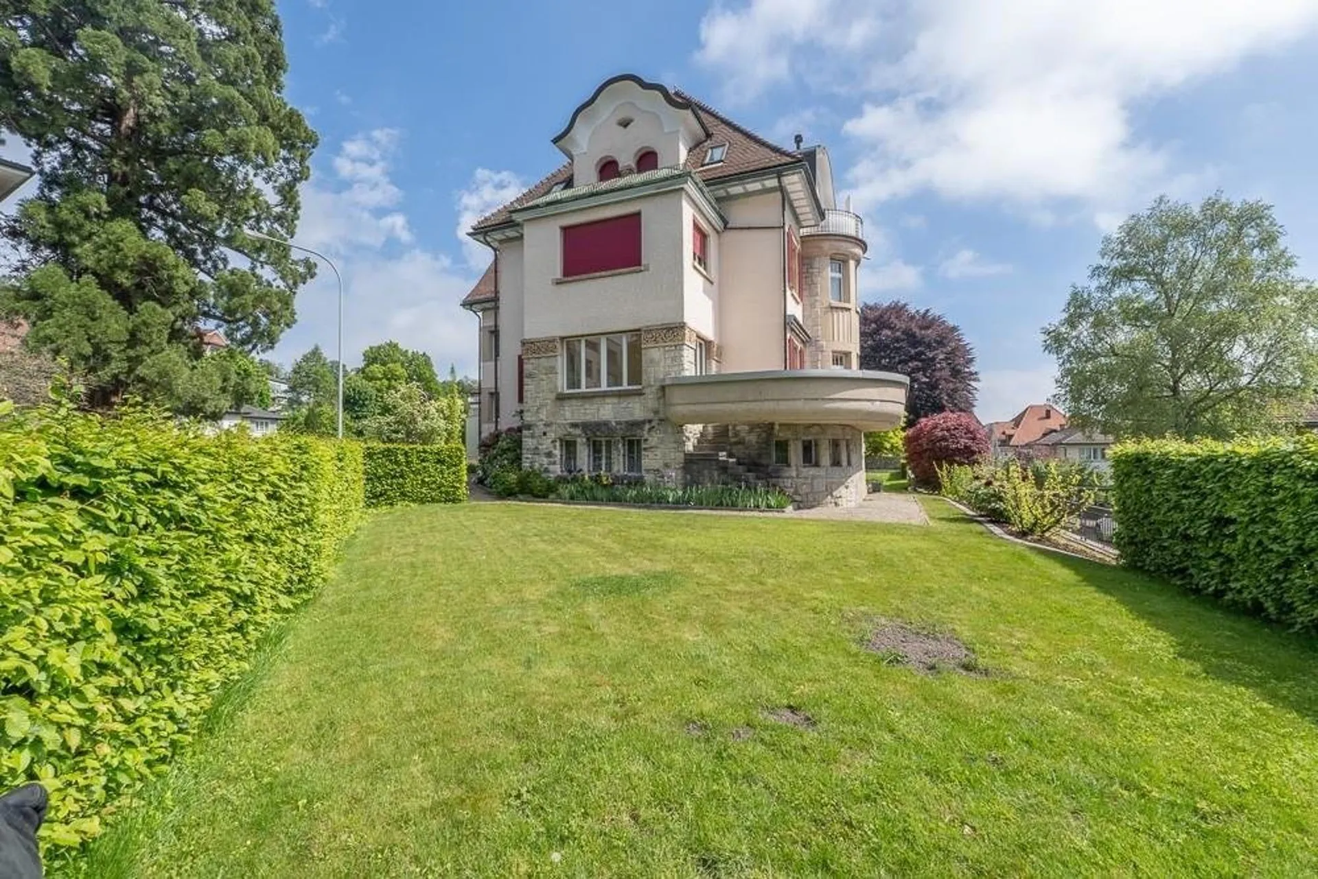 Charmante 7-Zi. Wohnung mit ca. 200 m² Wohnfläche