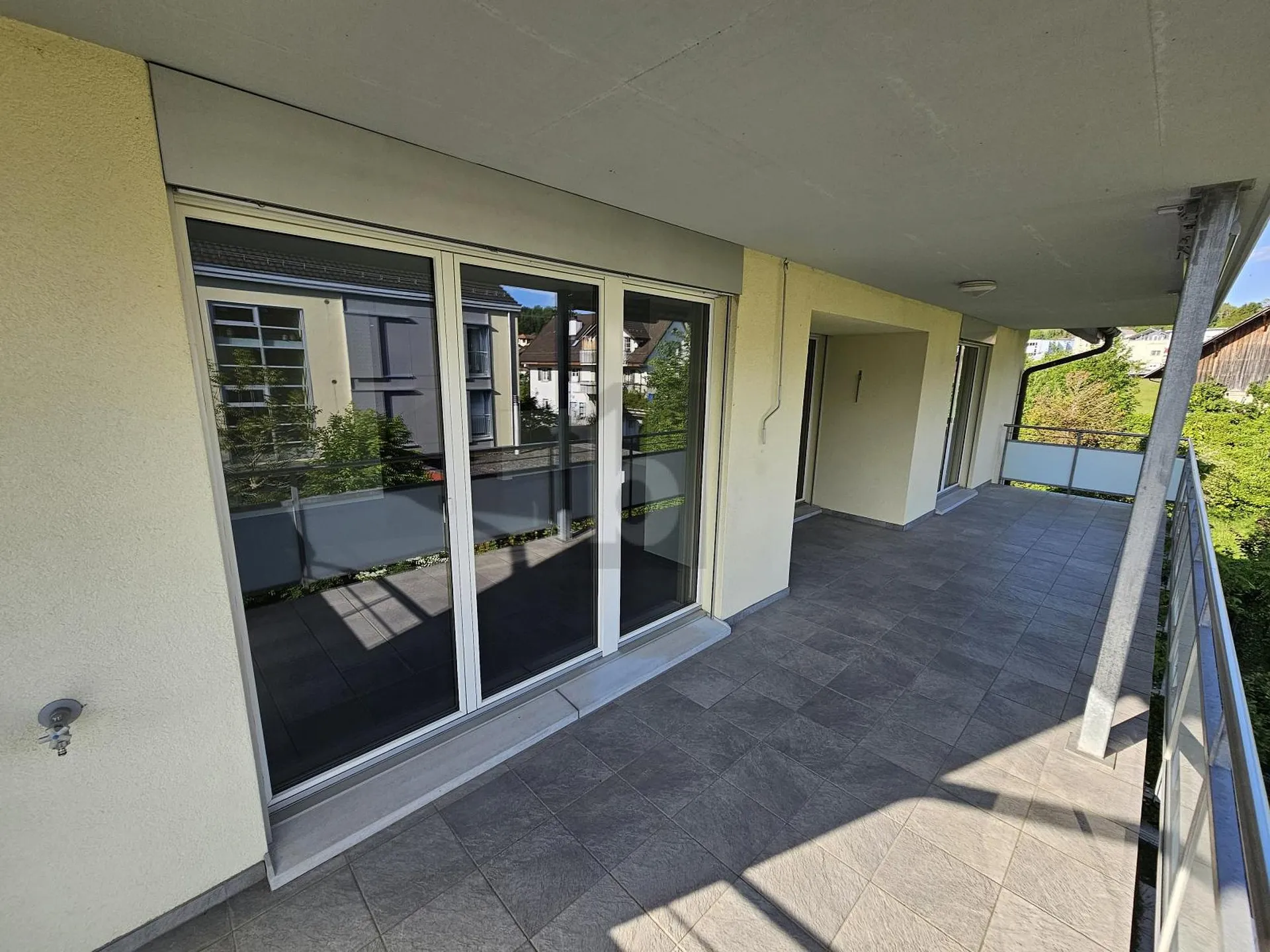 MODERN MIT SONNIGEM BALKON