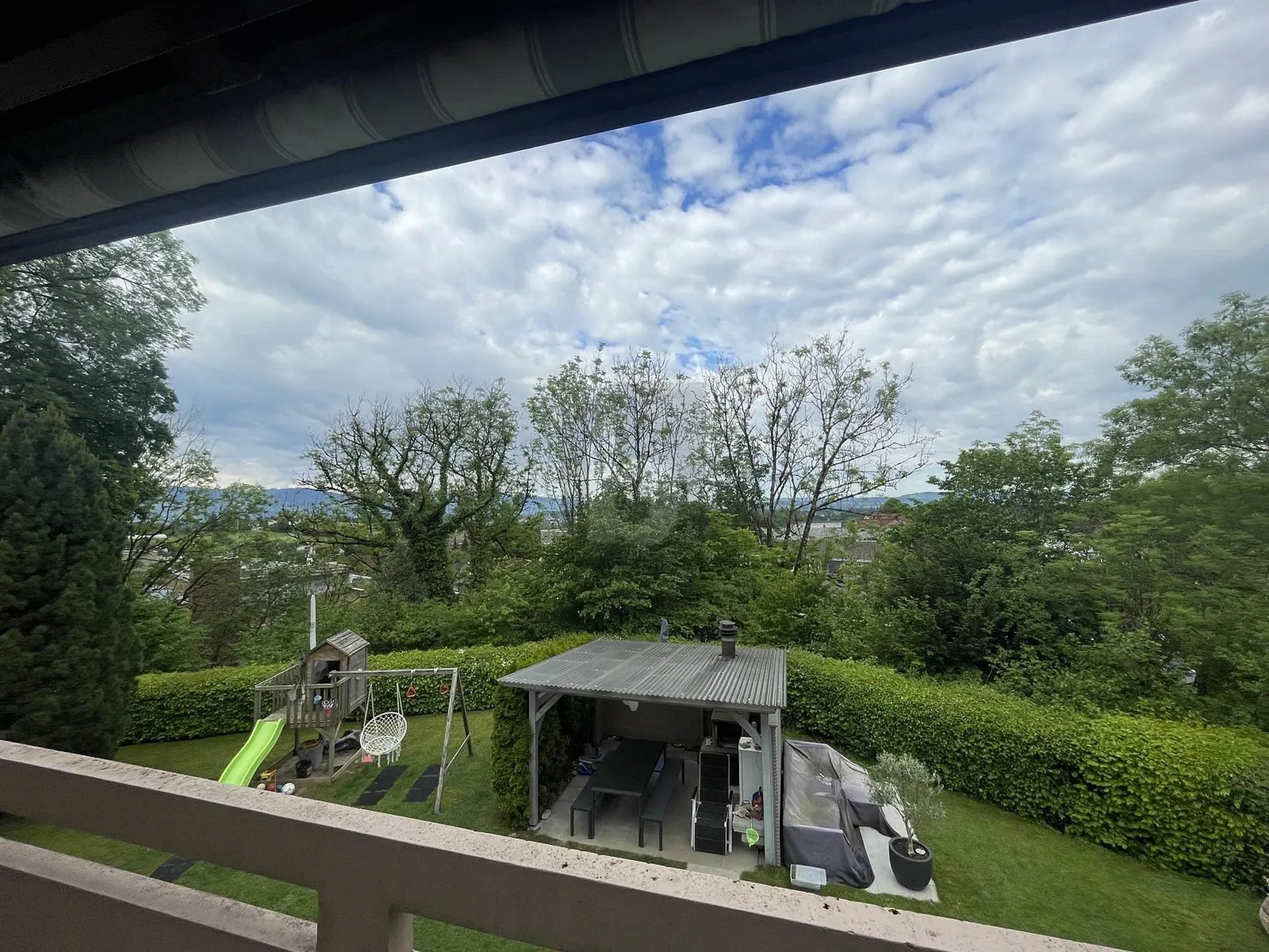 RUHIG IM GRÜNEN