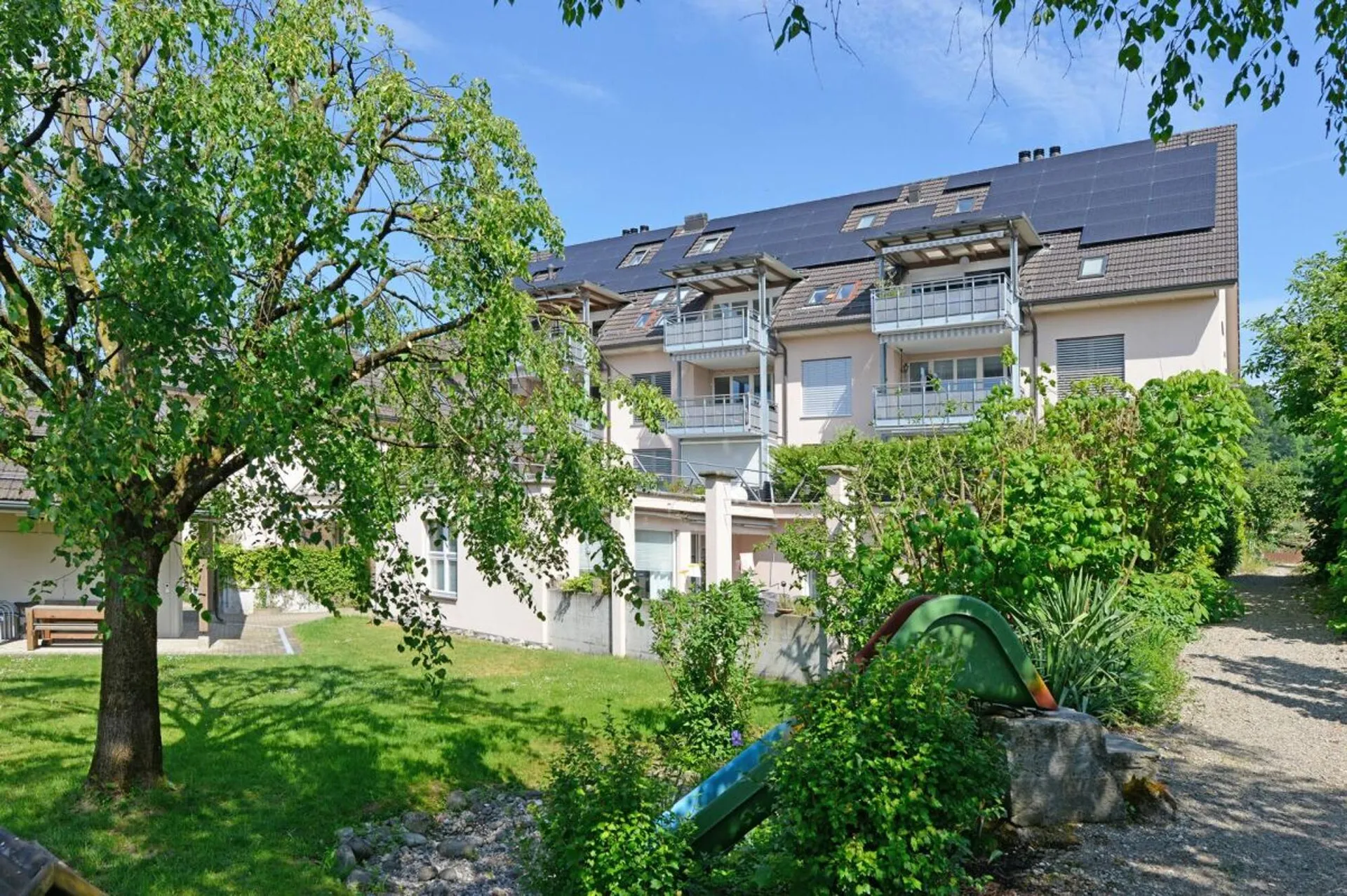 Attraktive 2.5-Dachzimmerwohnung mit genialer Weitsicht auf die Berge