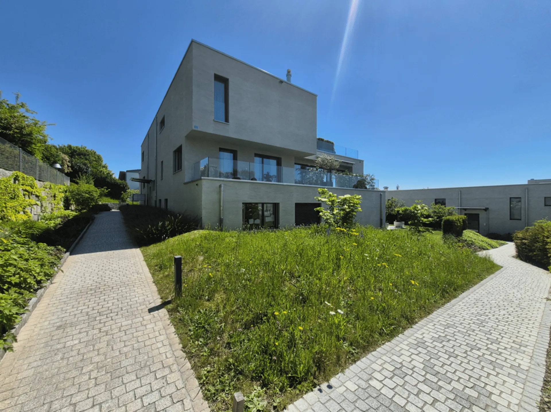 Moderne 4.5-Zimmerwohnung mit grosszügigem Sitzplatz an ruhiger Lage