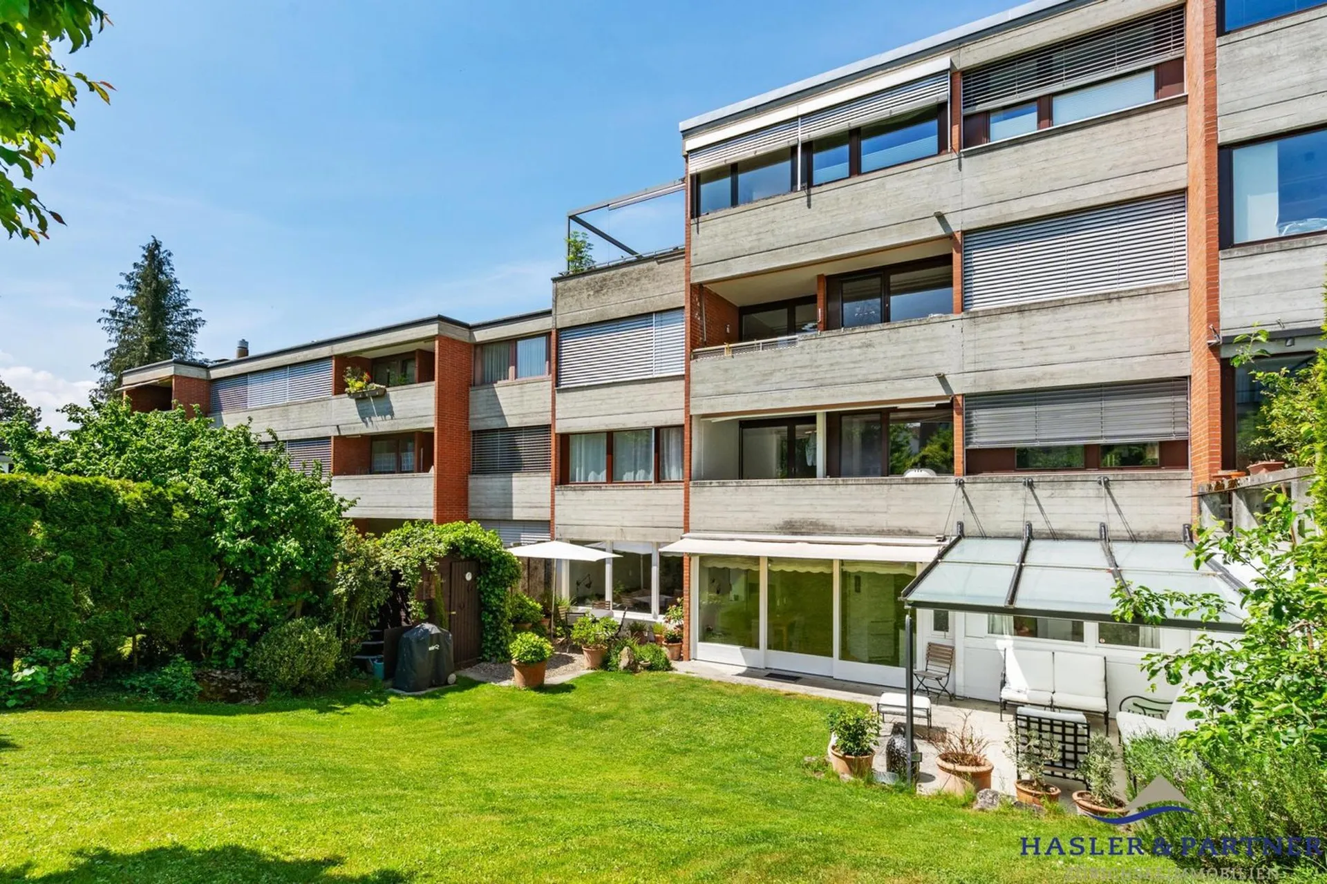 Wohnen wie im eigenen Haus – 6½-Zimmer-Gartenwohnung in Feldmeilen
