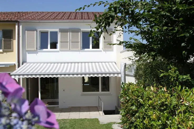 Haus für Singles und Paare. Beste Lage: Besonnter Sitzplatz und Garten. Weitsicht.