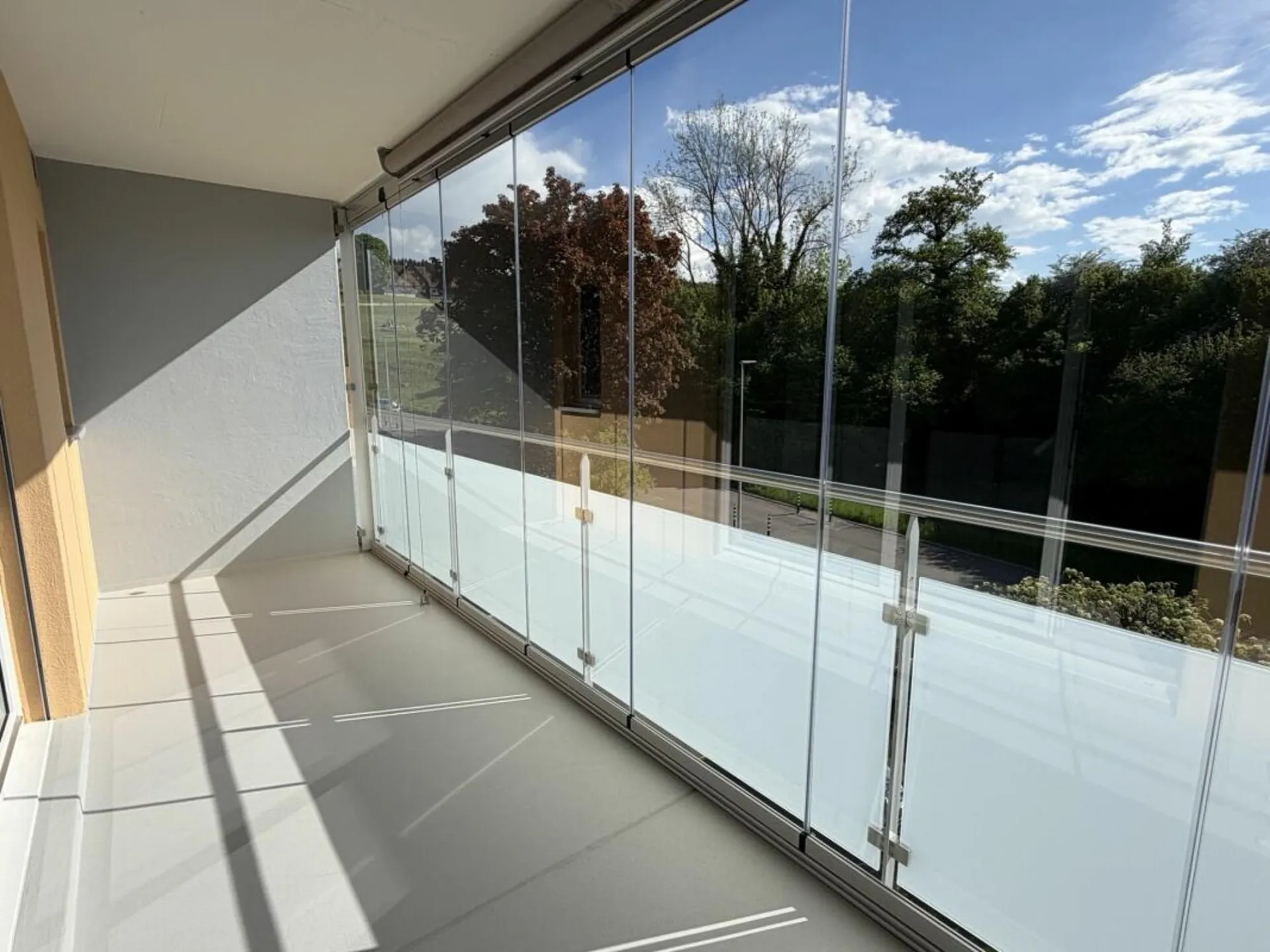 KOMPAKTES WOHNEN MIT VERGLASTEM BALKON