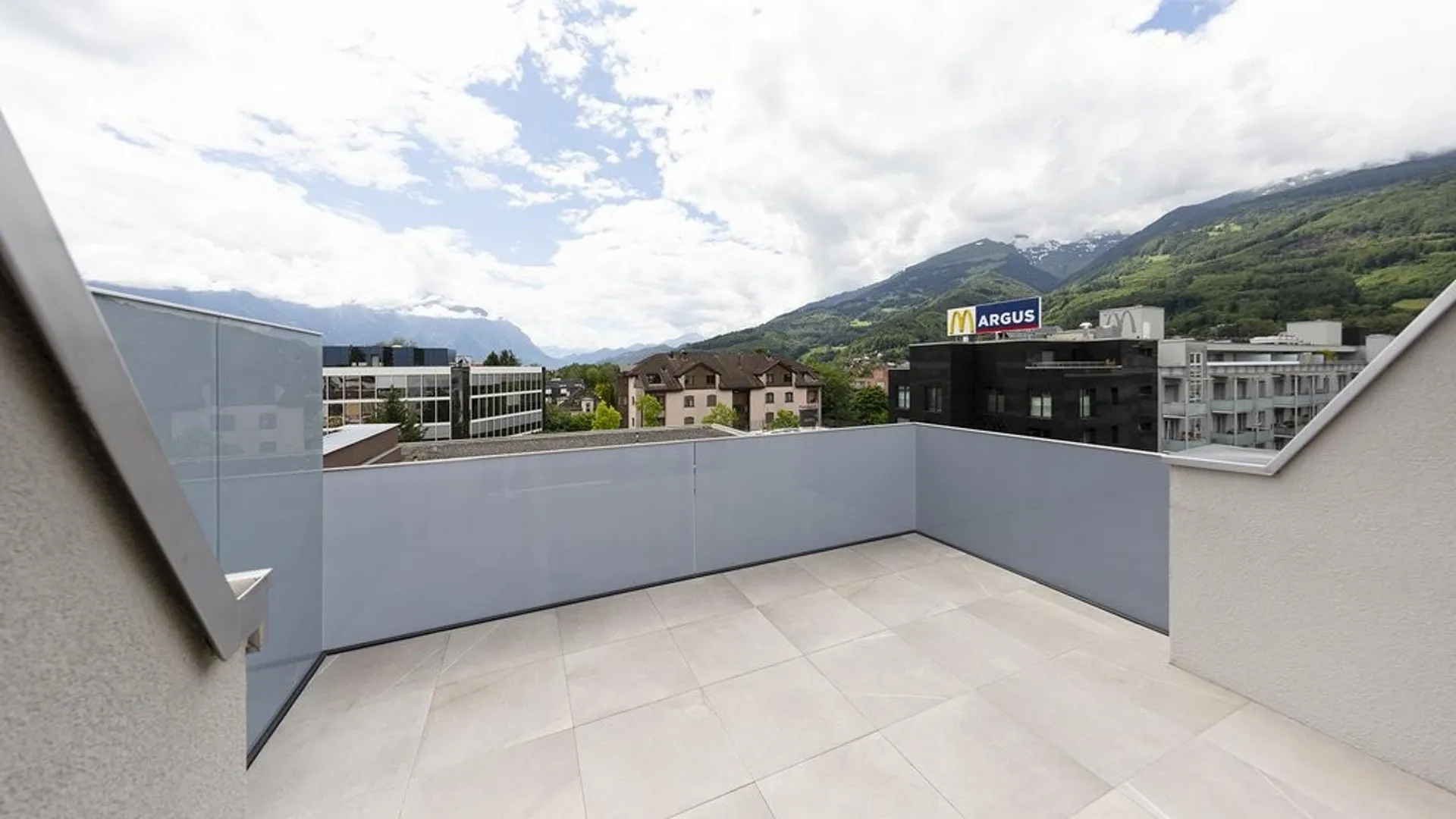 LUXURIÖSE ATTIKAWOHNUNG MIT PANORAMABLICK UND SMART HOME-TECHNOLOGIE