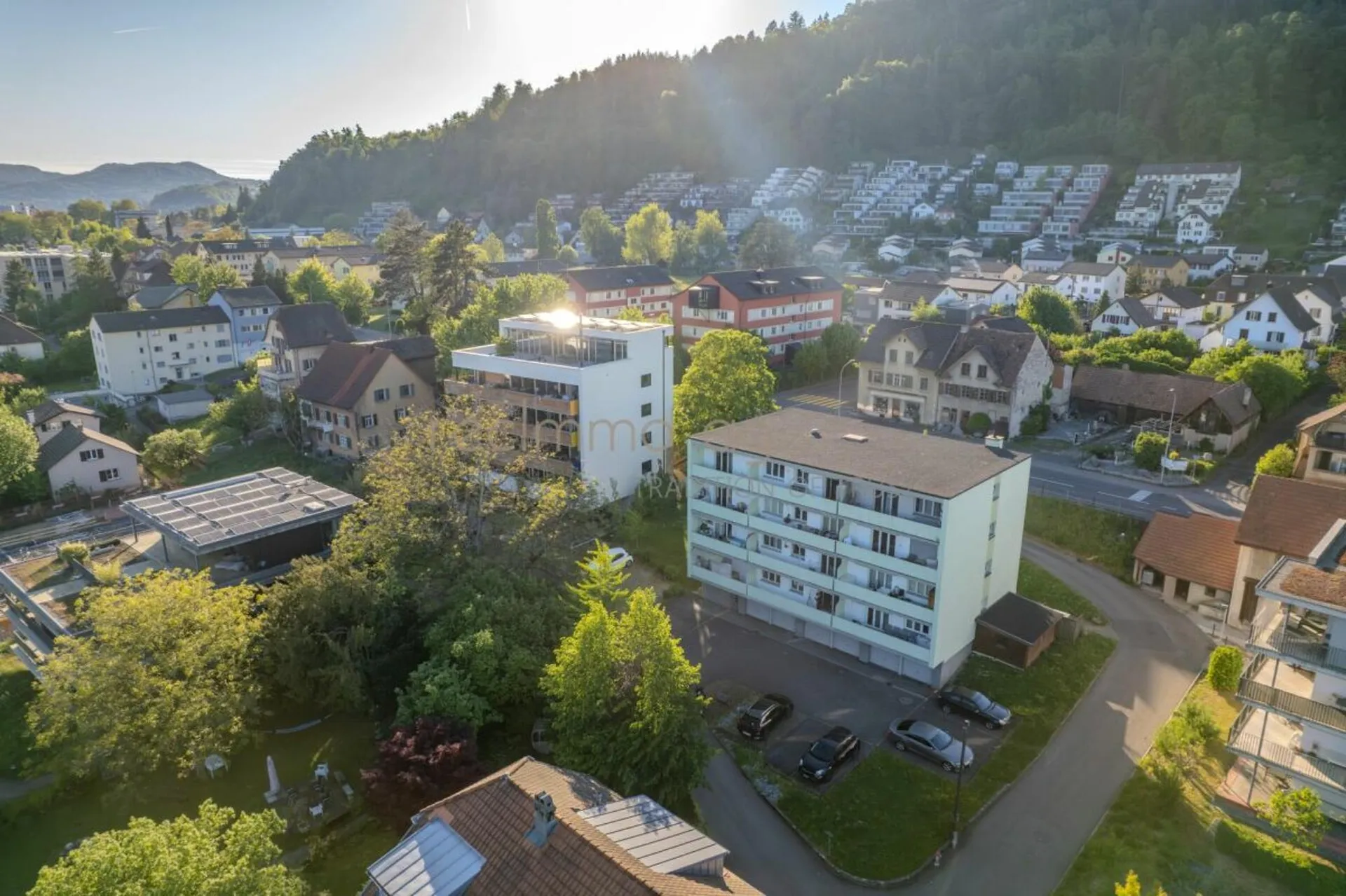 Frisch sanierte 2.5-Zimmer-Wohnung im Baurecht mit Balkon und Garagenplatz in Brugg