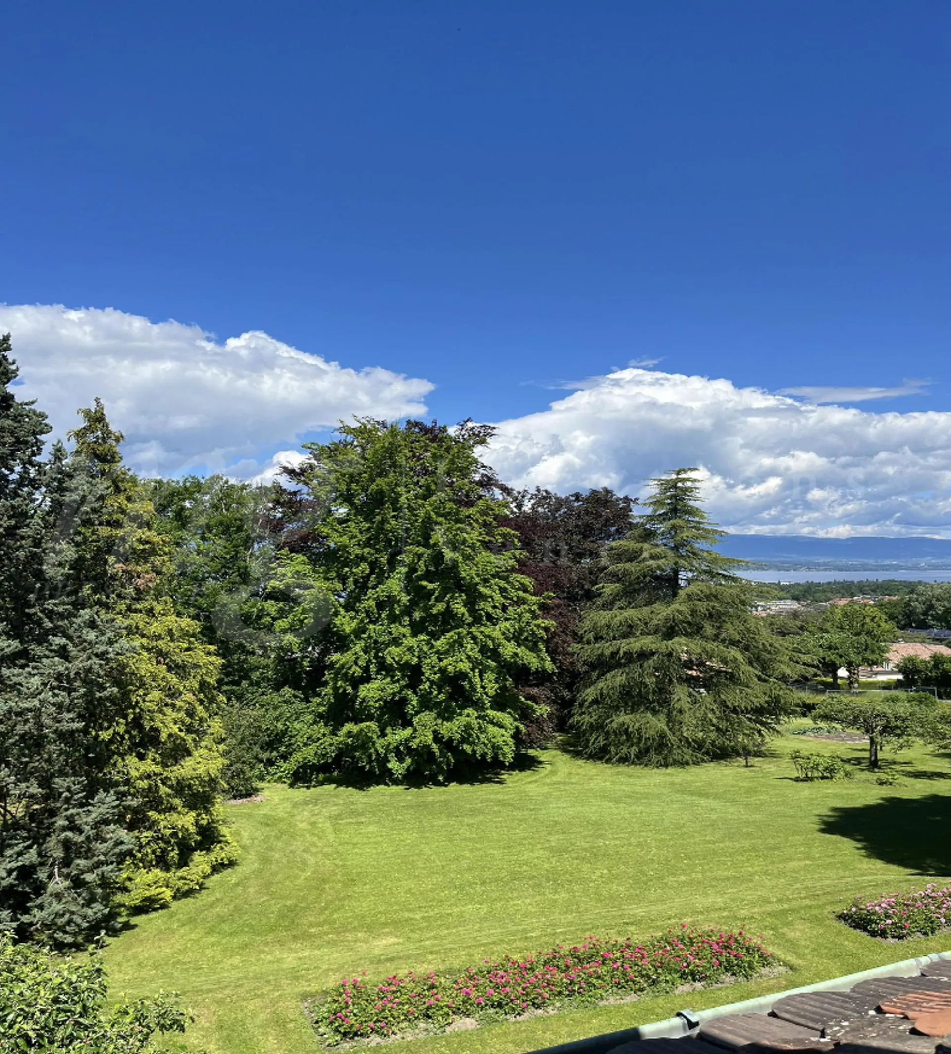 APPARTEMENT DUPLEX DE 300 M2 AVEC BALCON ET VUE LAC