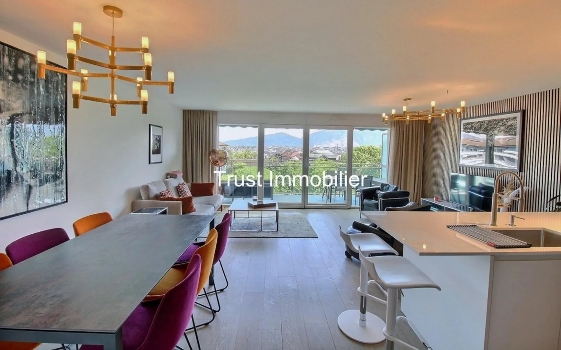 4001. Duplex attique rénové avec vue panoramique - Immeuble moderne