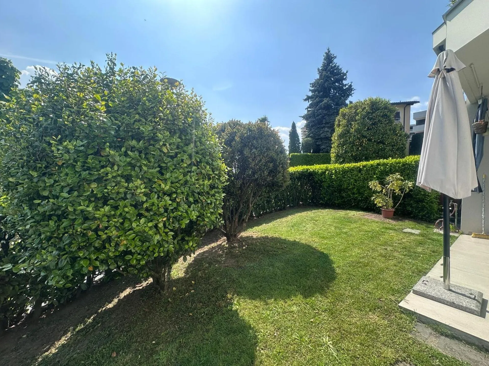 Elegante renovierte 3,5-Zimmer-Wohnung mit Terrasse und Garten.