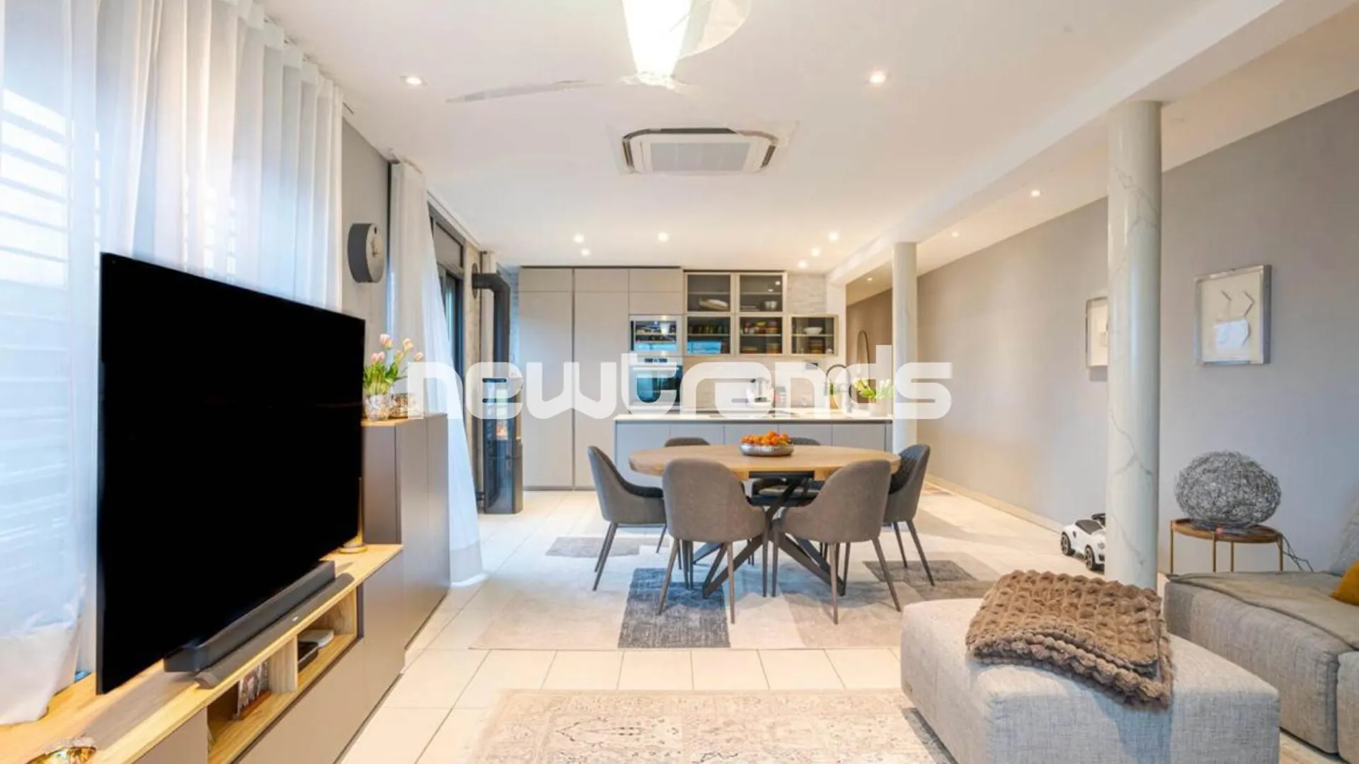 Agra: moderno 5 locali in bifamiliare con terrazza e vista.