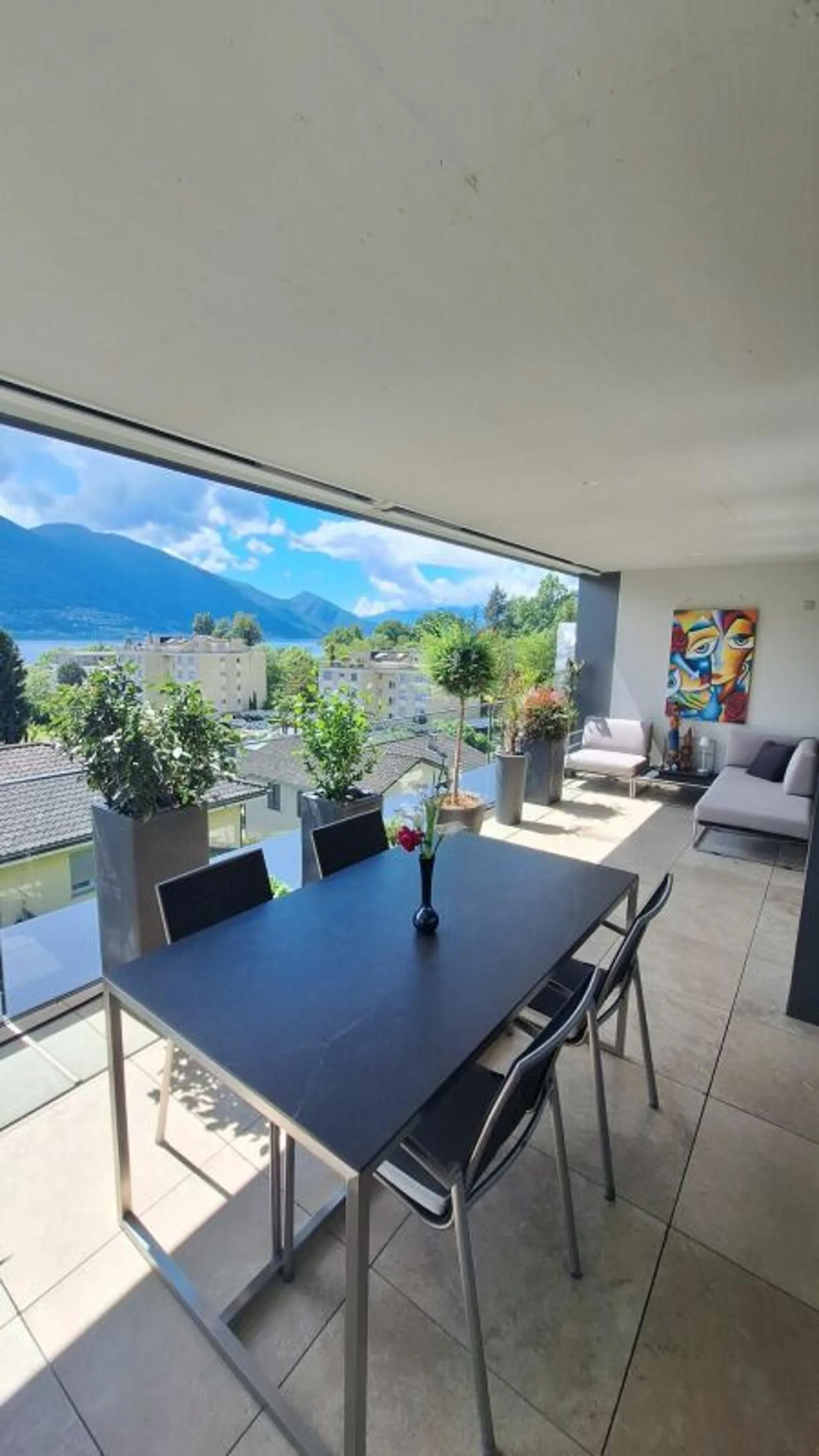 Appartamento luminoso di 3.5 locali con grande terrazza e vista lago