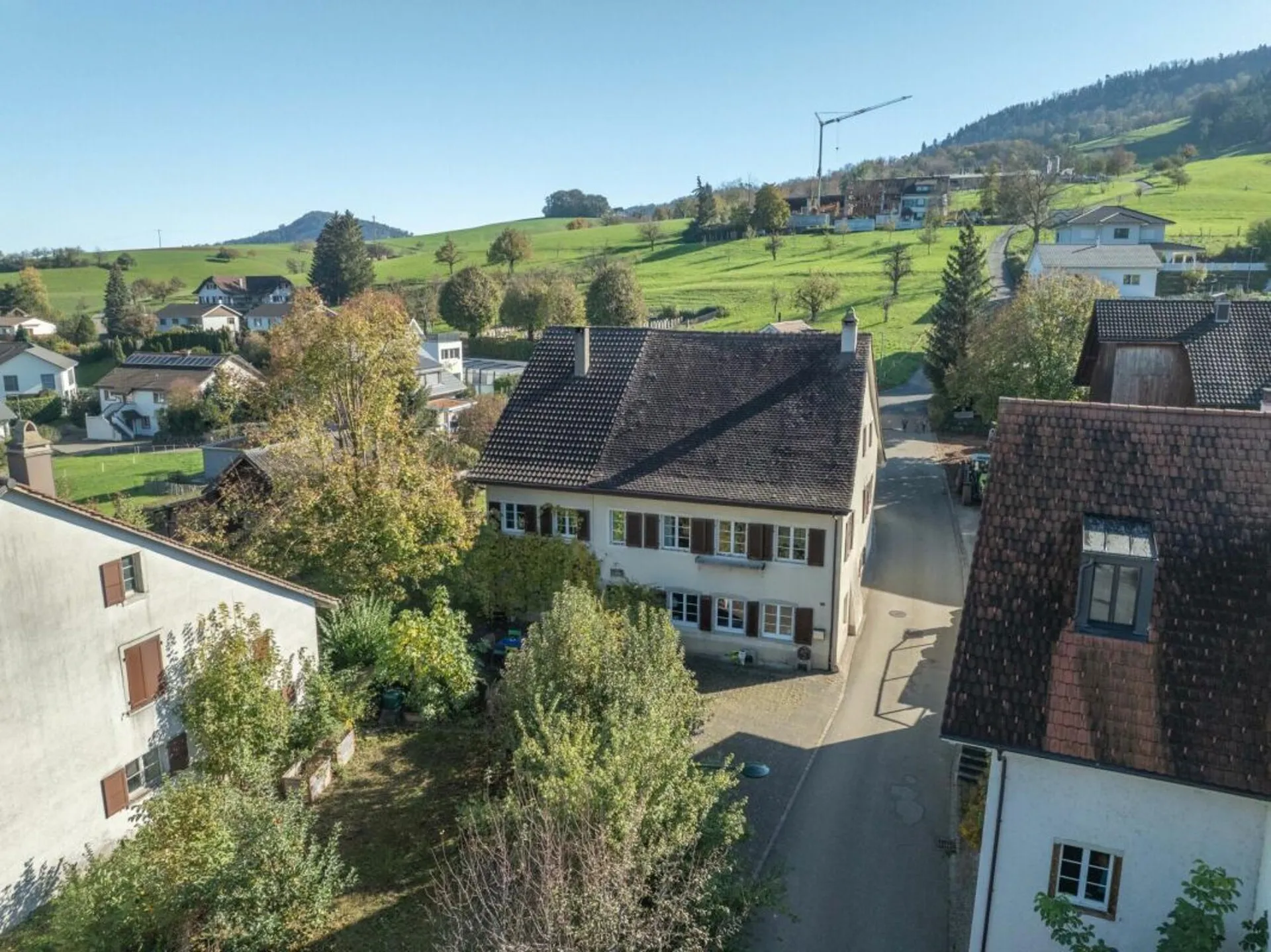 Charmantes Zweifamilienhaus mit grossem Grundstück