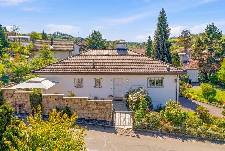 FREISTEHENDES EINFAMILIENHAUS MIT GARTENOASE