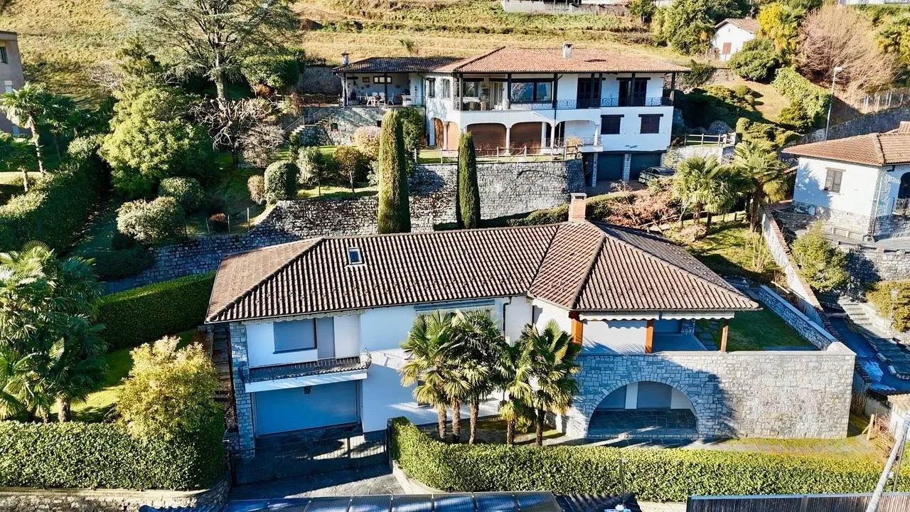 Villa con Vista Lago: Personalizzabile, con Permesso di Ampliamento