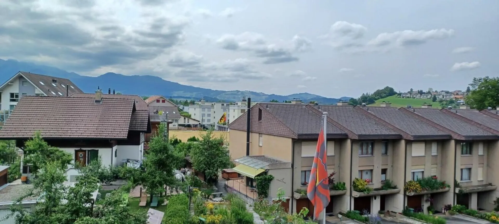 3 1/2-Zimmer-Wohnung mit Balkon und Bergsicht